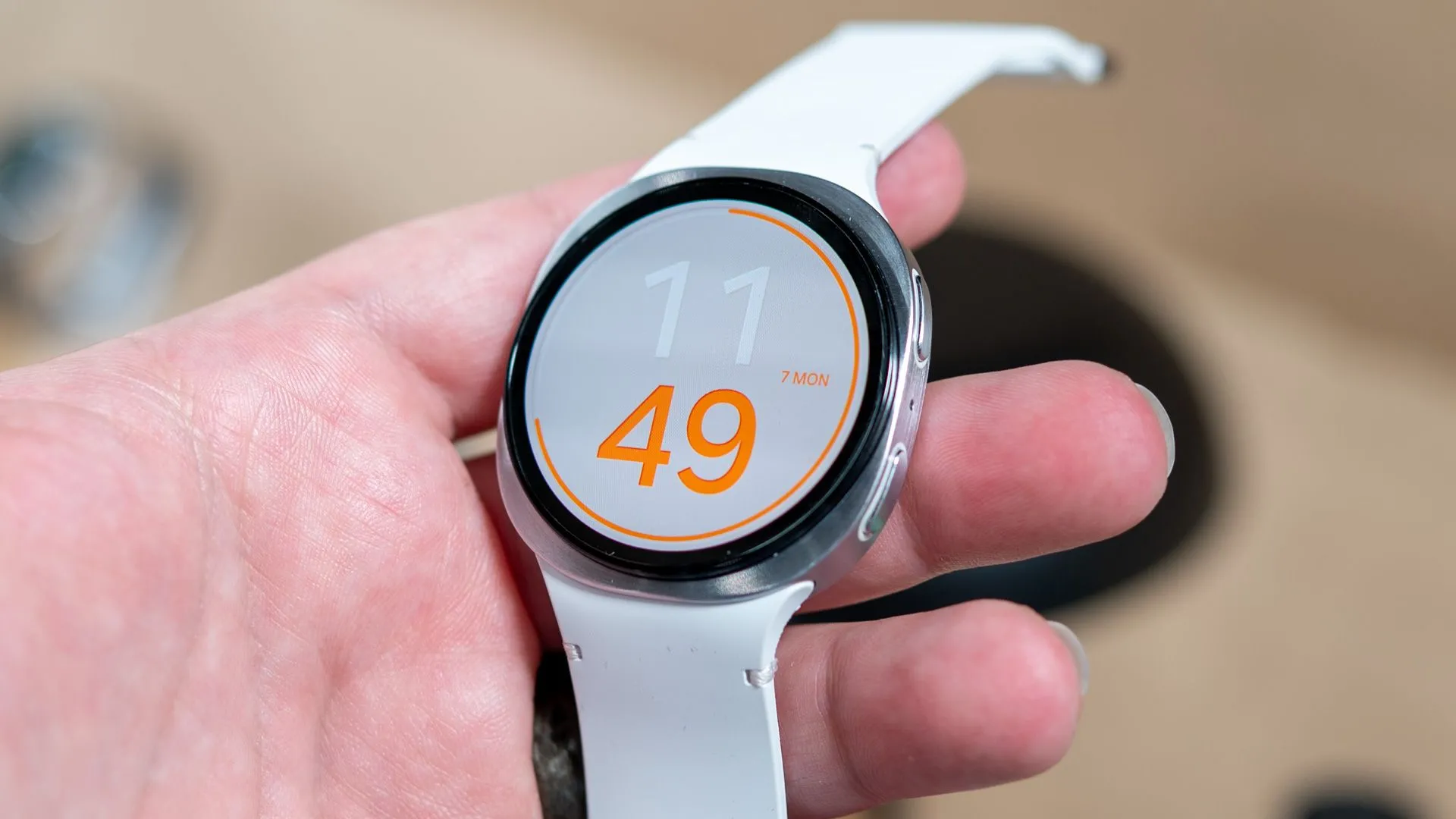 Hình ảnh một người đang cầm chiếc Samsung Galaxy Watch 8 trên tay, minh họa thiết kế sang trọng và thời lượng pin ấn tượng của dòng đồng hồ thông minh này.