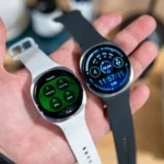 Hình ảnh một người đang cầm trên tay hai phiên bản Samsung Galaxy Watch 8 40mm và 44mm, thể hiện thiết kế mặt đồng hồ tròn và viền bezel đặc trưng của dòng sản phẩm.