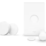 Hình ảnh so sánh thiết kế cũ và mới của nút điều khiển thông minh Philips Hue Smart Button, cho thấy sự khác biệt về kích thước và hình dáng