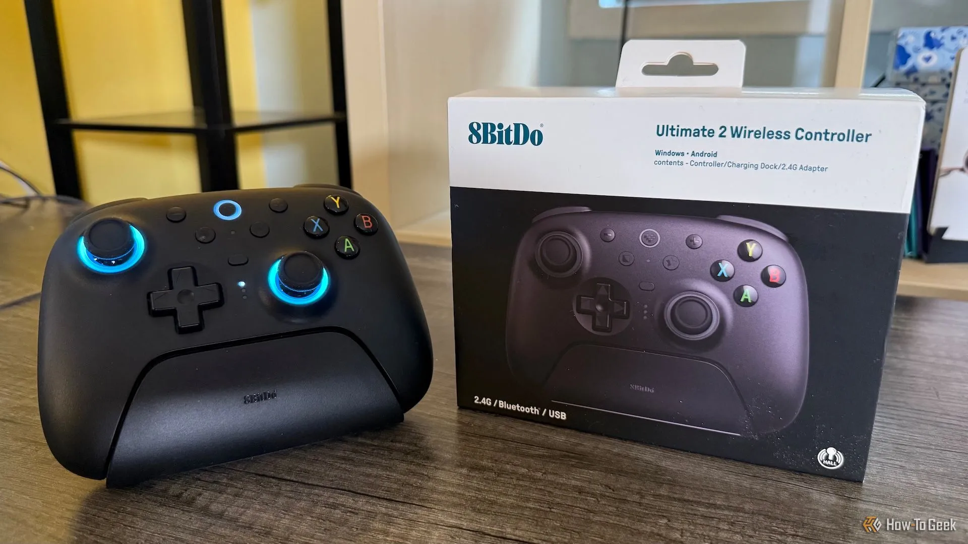 Hình ảnh tay cầm chơi game 8BitDo Ultimate 2 Wireless và hộp đựng sản phẩm, thể hiện sự cao cấp của dòng Ultimate.