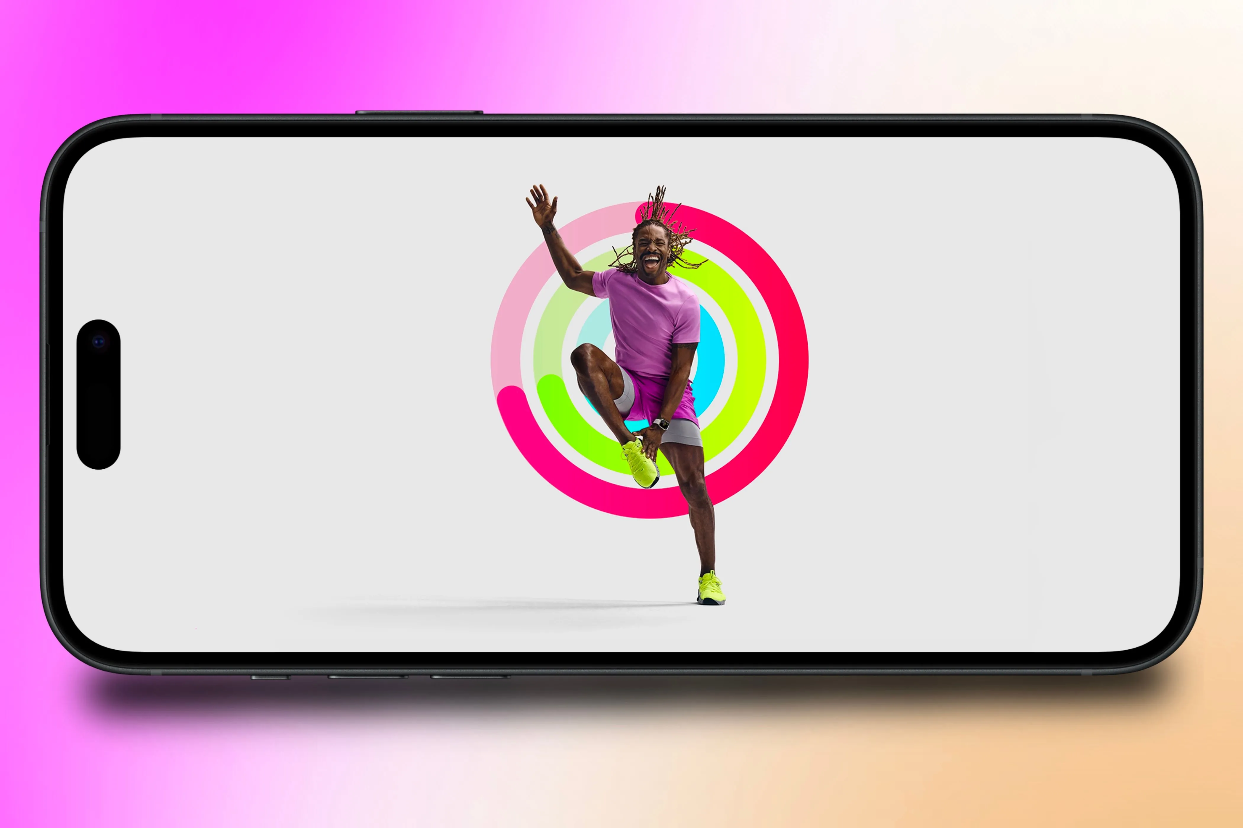 Huấn luyện viên Apple Fitness+ trên iPhone cùng vòng Hoạt động, biểu tượng cho cam kết sức khỏe và mục tiêu năm mới.
