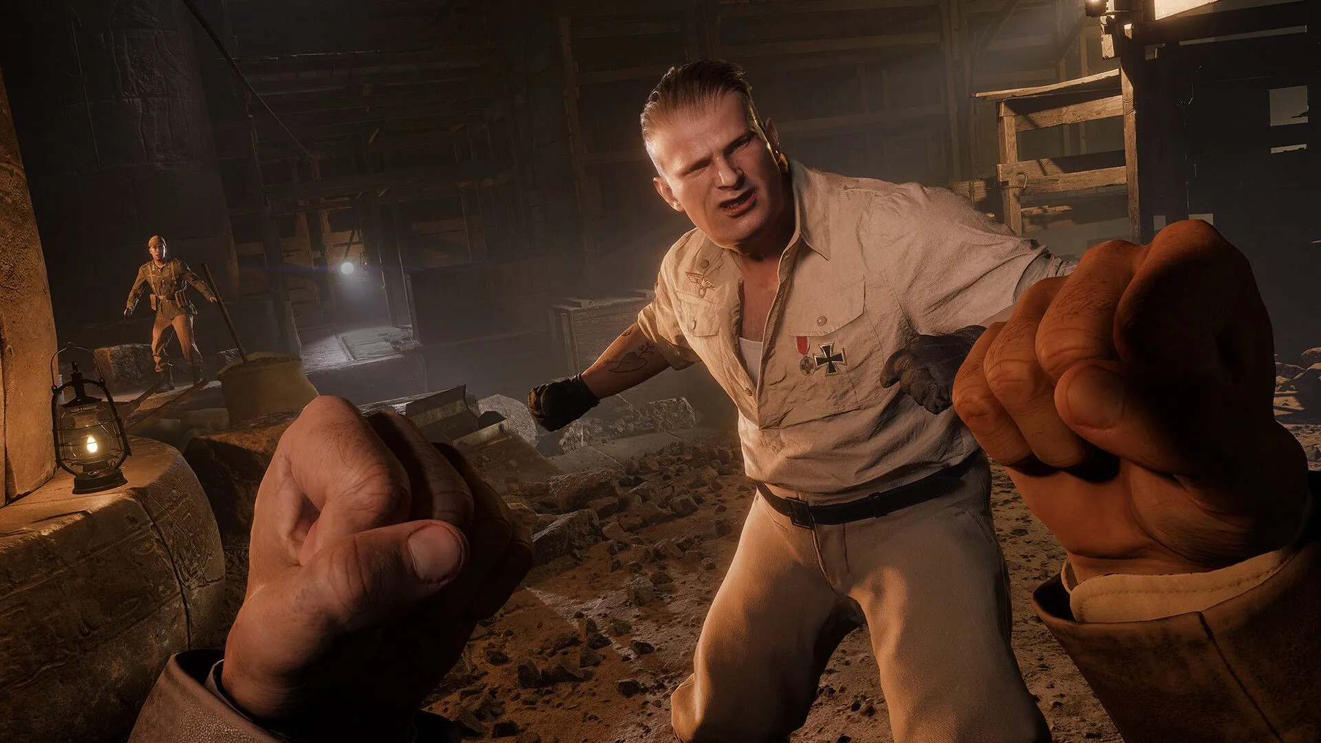 Indiana Jones sử dụng cây roi đặc trưng trong một pha hành động, minh họa sự tự do và đa dạng trong lối chơi chiến đấu, từ cận chiến đến dùng súng hoặc lén lút.
