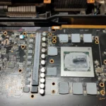 Keo tản nhiệt và miếng tản nhiệt cũ trên card đồ họa AMD RX 6800 XT bị khô cứng