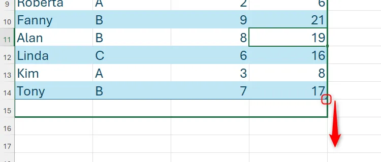 Kéo tay cầm điền bảng trong Excel để tự động mở rộng và áp dụng định dạng cho hàng mới.