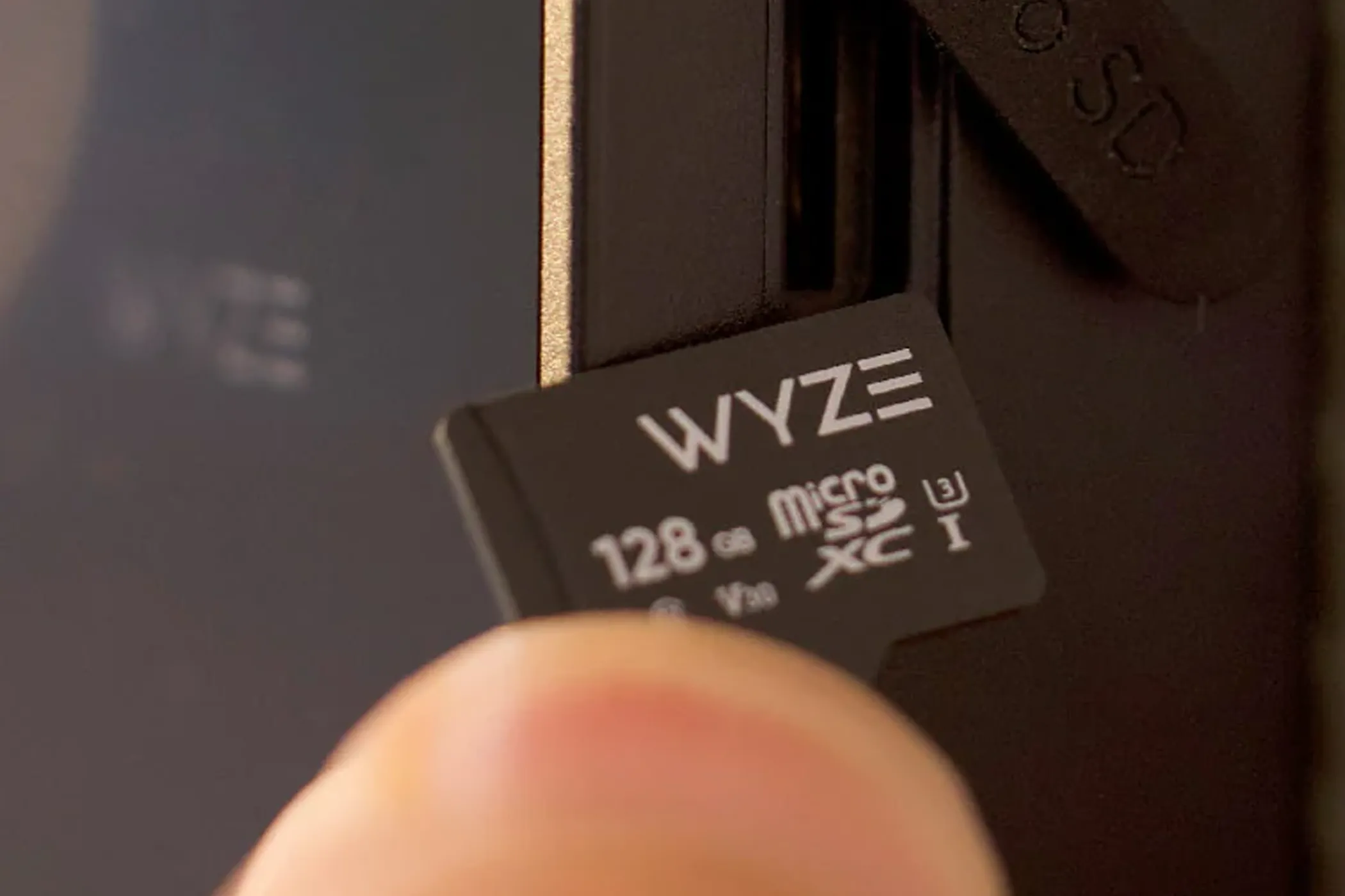 Khe cắm thẻ nhớ microSD trên chuông cửa video Wyze, cho phép ghi hình liên tục và lưu trữ cục bộ cho camera an ninh.