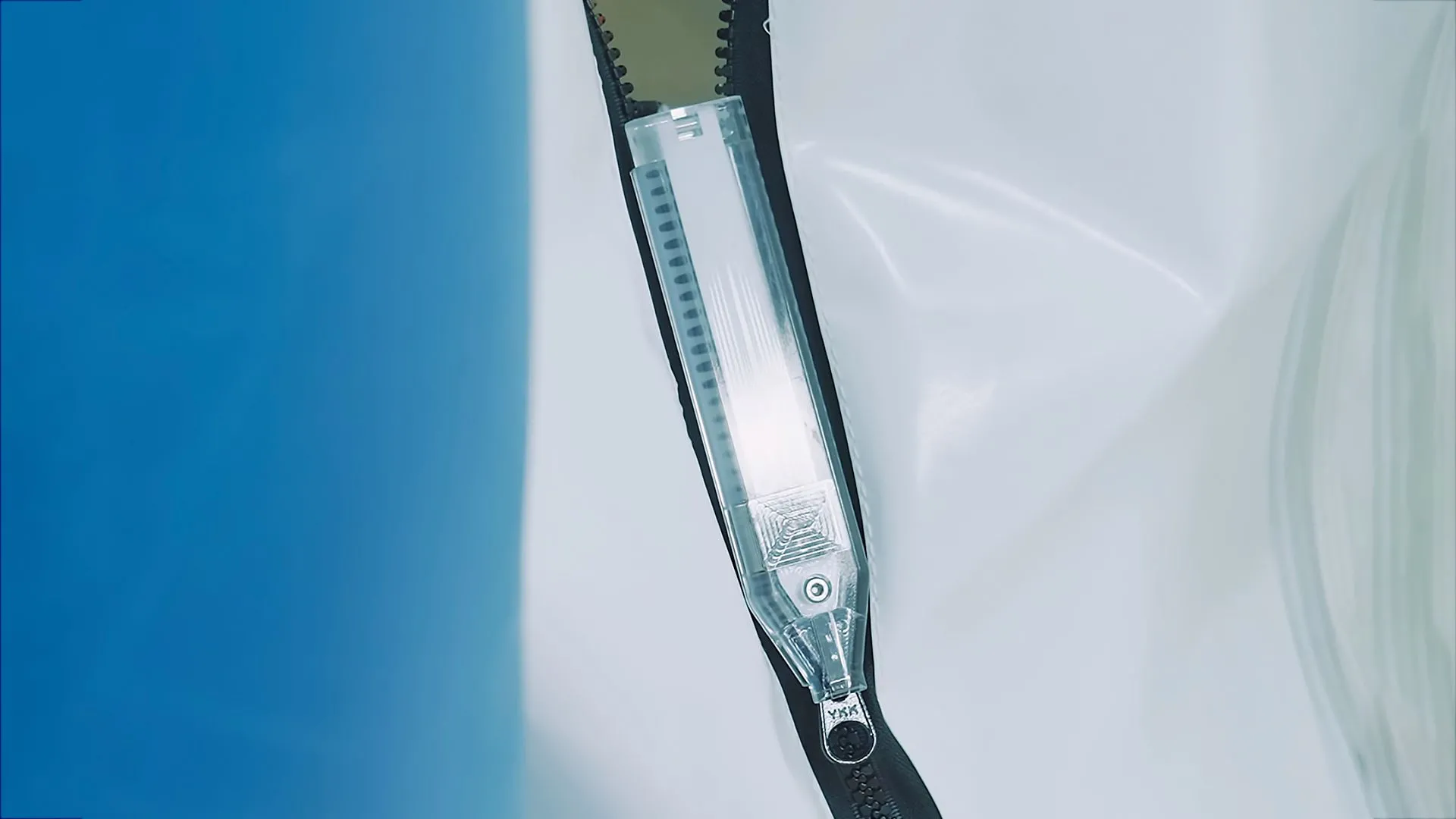 Khóa kéo tự đóng của YKK, một công nghệ mới ban đầu dành cho các ứng dụng công nghiệp lớn.
