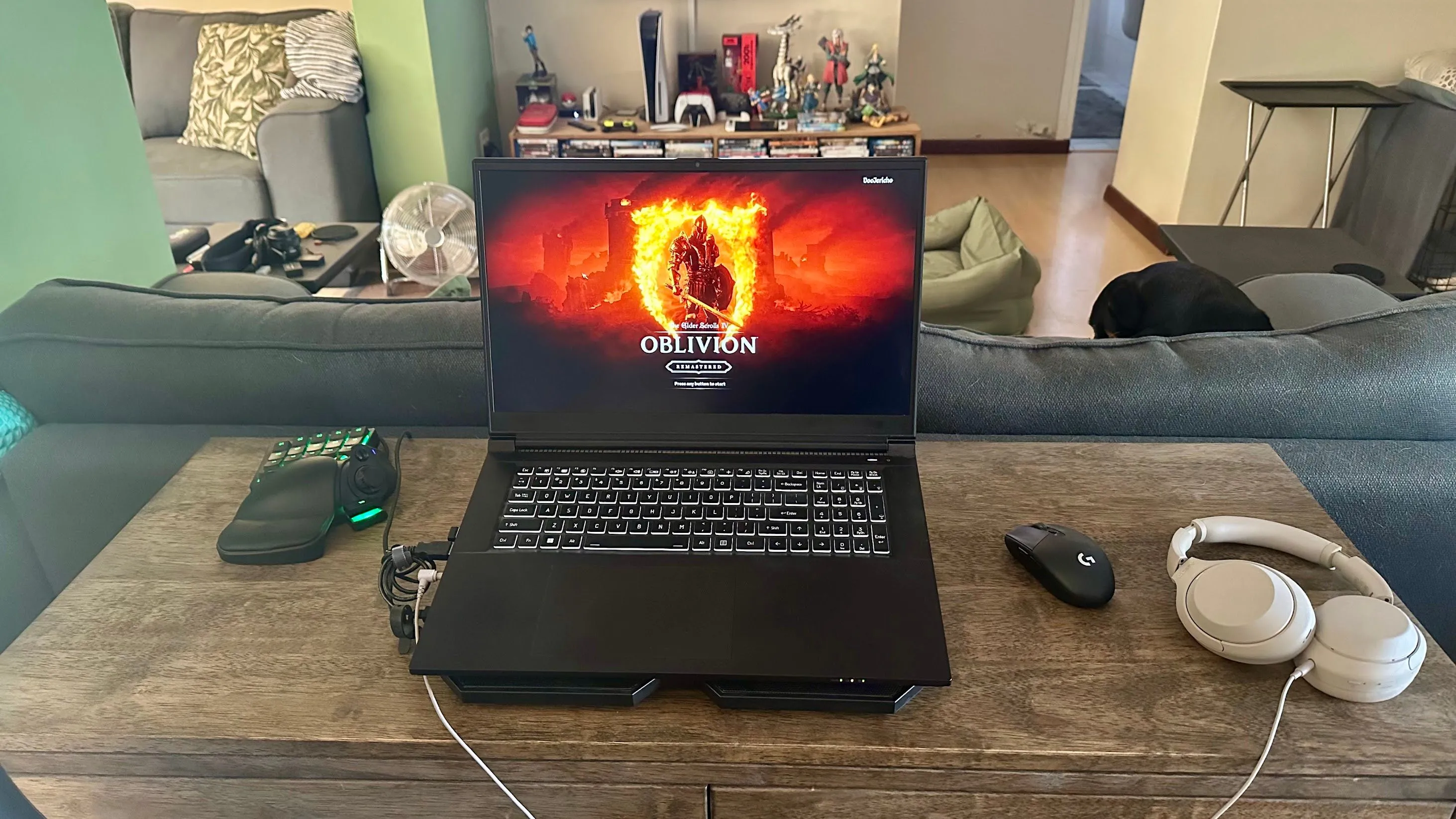 Laptop chơi game đặt trên đế tản nhiệt, kèm bàn phím một tay Razer Tartarus ở bên trái, cải thiện công thái học và tư thế chơi game.