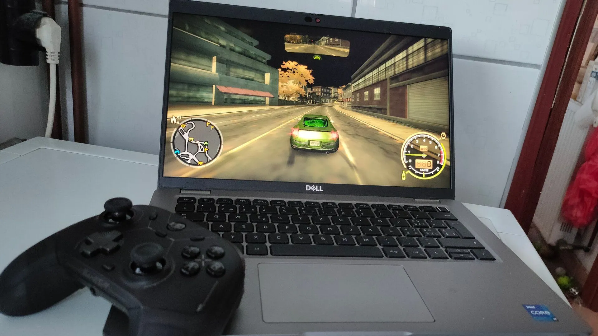Laptop Dell Latitude 5420, một ví dụ điển hình về việc các tựa game cũ vẫn chạy mượt mà trên phần cứng máy tính giá rẻ, giúp game thủ tối ưu chi phí.