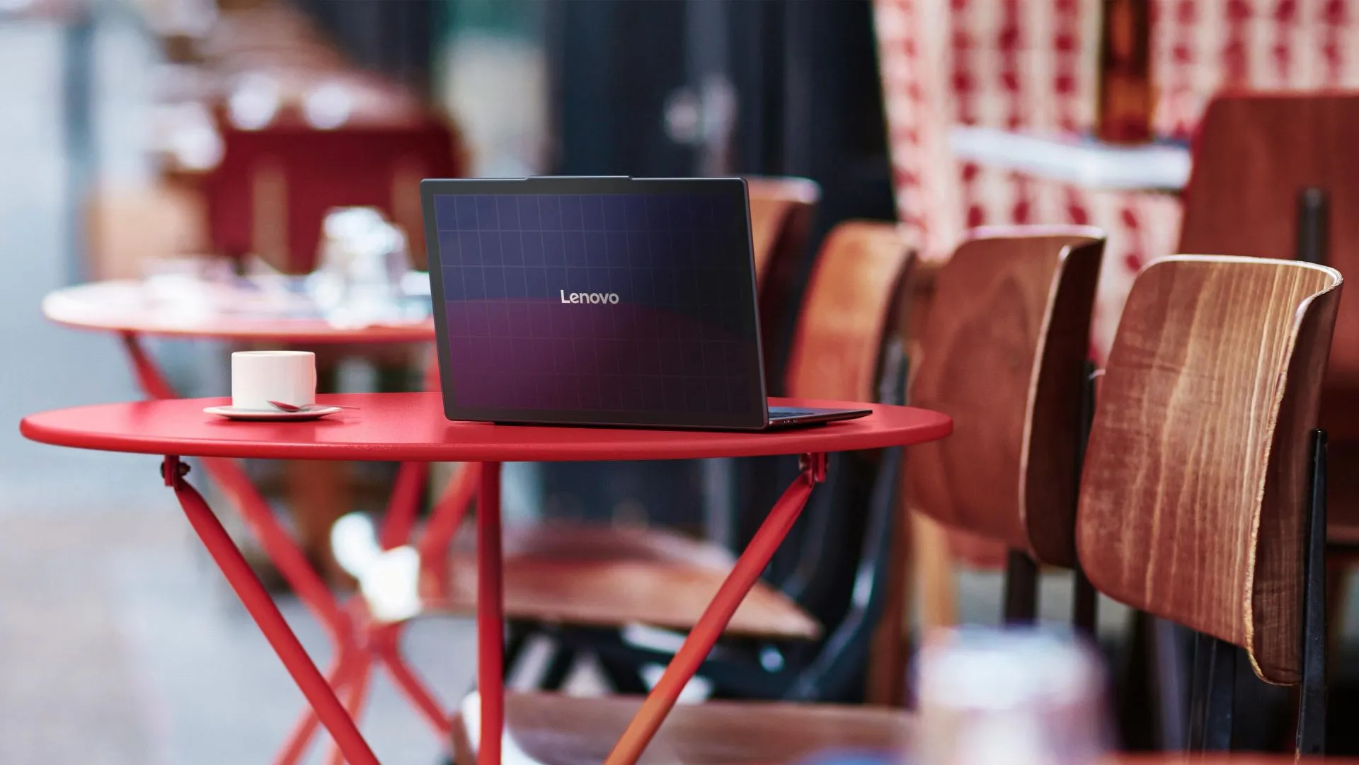 Laptop Lenovo Yoga concept với mặt lưng tích hợp tấm pin năng lượng mặt trời, hứa hẹn khả năng sạc tự động.