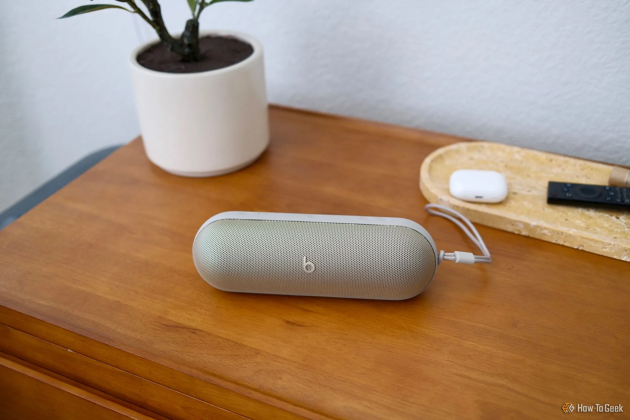 Loa Bluetooth Beats Pill màu đỏ nằm trên mặt bàn gỗ, thể hiện các ưu đãi công nghệ hấp dẫn khác đang chờ đón.
