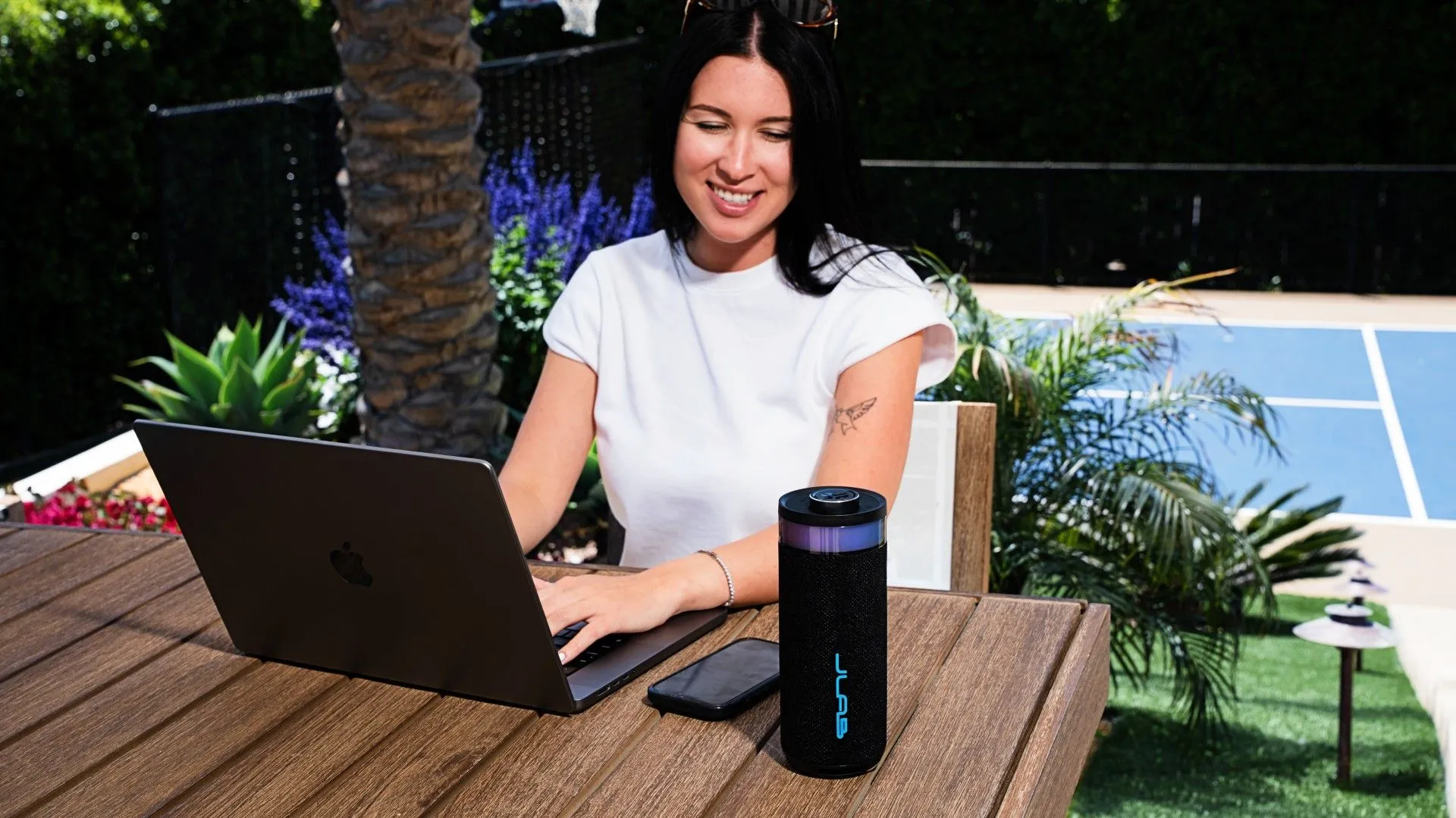 Loa Bluetooth di động JLab Go Party Speaker trên bàn làm việc, biểu tượng cho dòng loa mới của JLab với âm thanh mạnh mẽ và giá cả phải chăng.