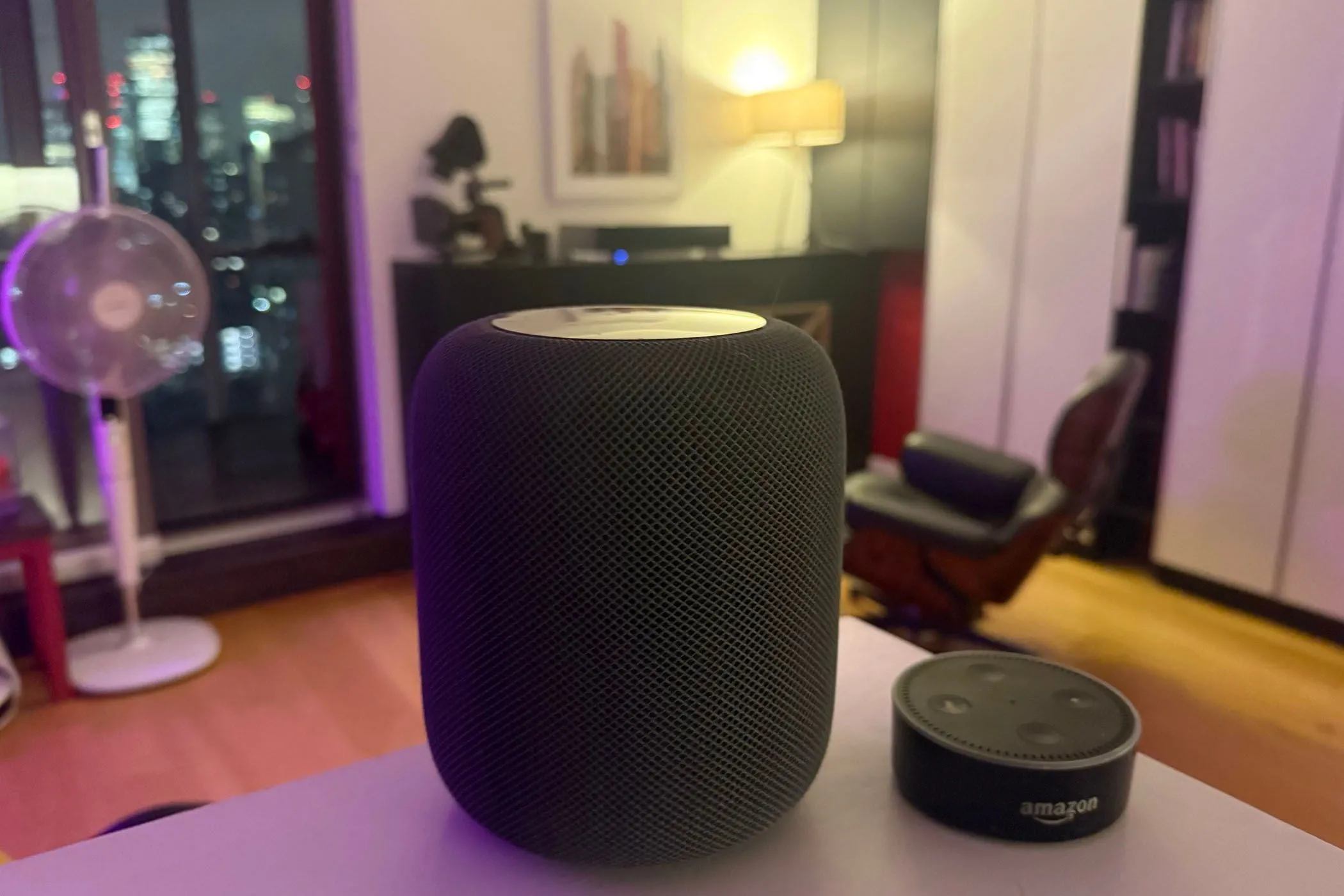 Loa thông minh Apple HomePod và Amazon Echo đặt cạnh nhau
