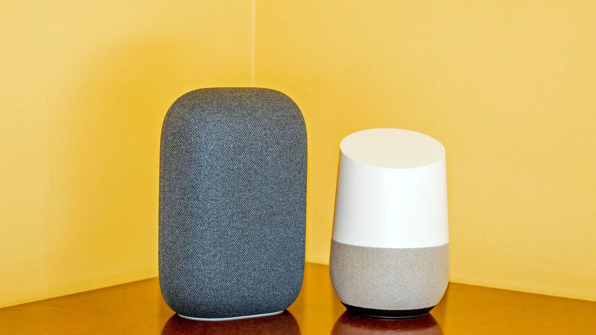 Loa thông minh Google Home màu trắng, biểu tượng của hệ sinh thái nhà thông minh đang gặp sự cố về điều khiển đèn bằng giọng nói
