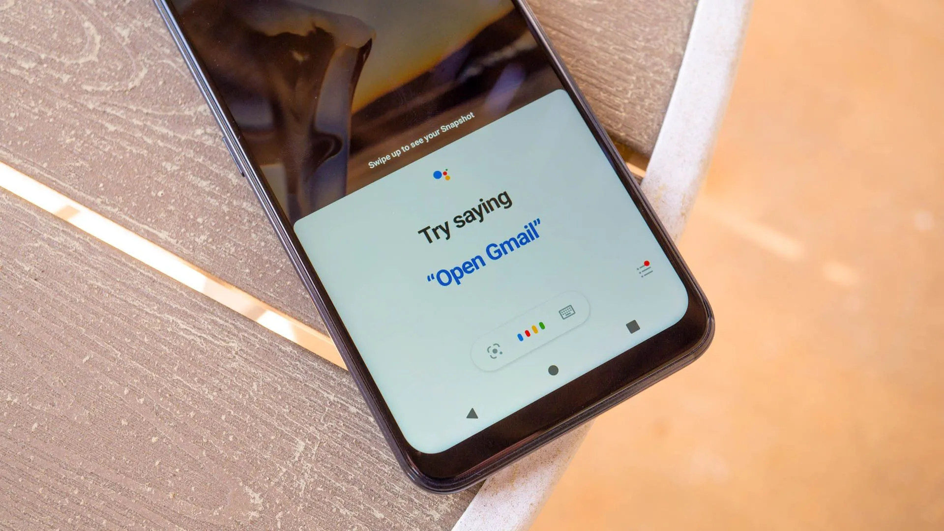 Logo Google Assistant và biểu tượng micrô trên màn hình smartphone, thể hiện sự thay đổi và cắt giảm tính năng của trợ lý ảo trên Android