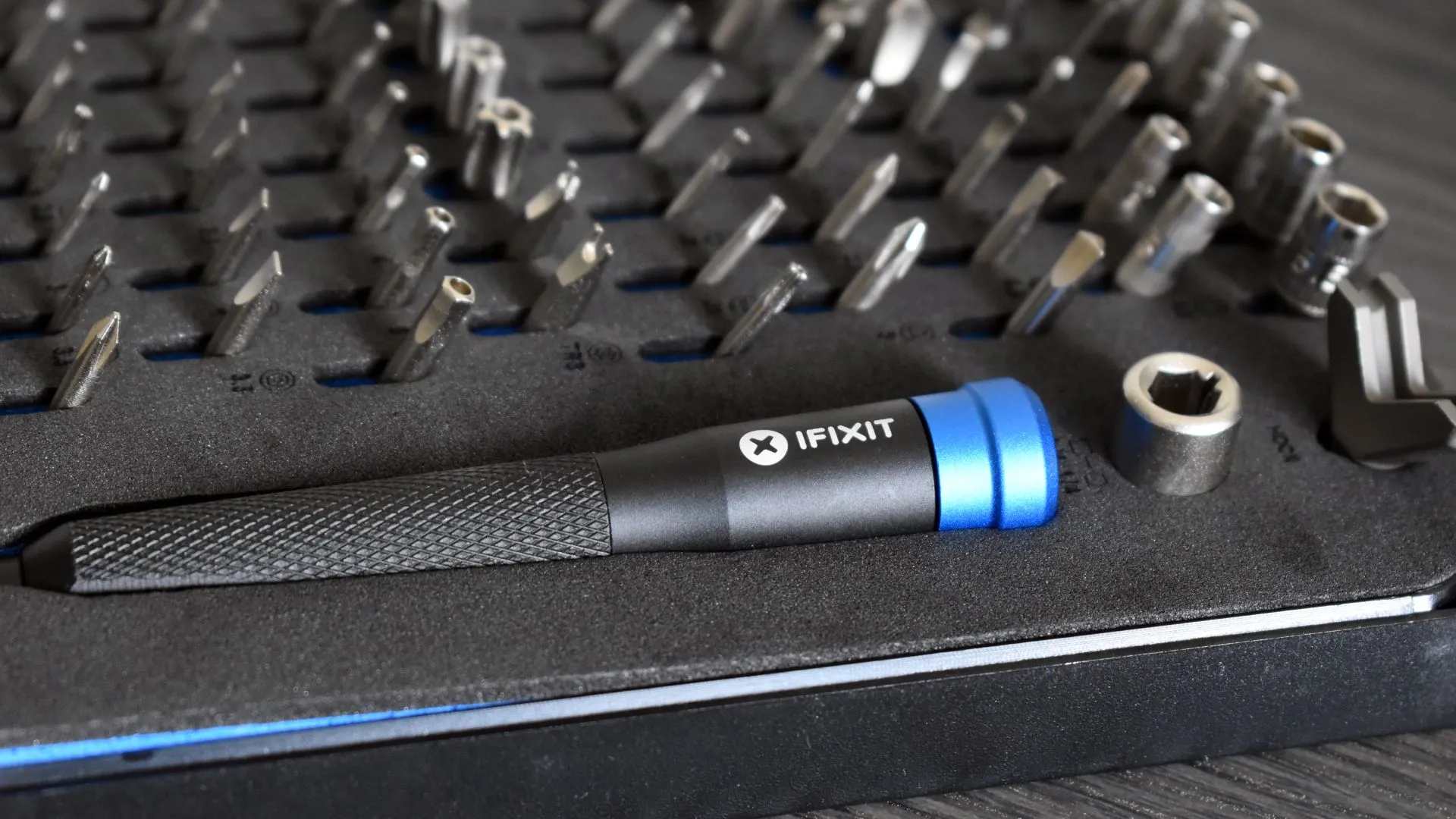 Logo iFixit, biểu tượng của nền tảng giúp kiểm tra khả năng tương thích linh kiện để sửa chữa thiết bị.