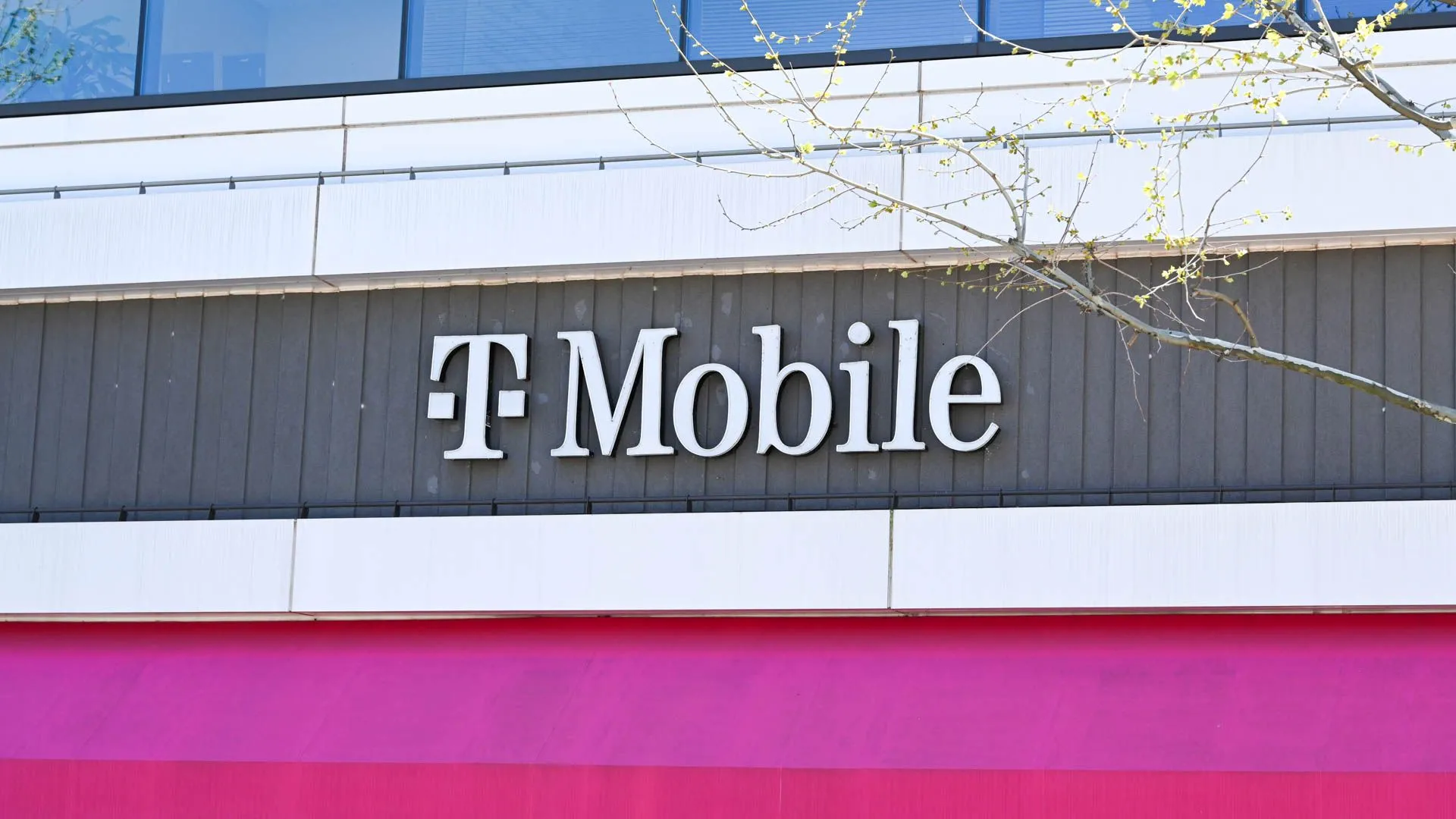 Logo T-Mobile và UScellular trên bảng hiệu tòa nhà, biểu thị sự kiện T-Mobile chính thức mua lại UScellular, mở rộng vùng phủ sóng di động