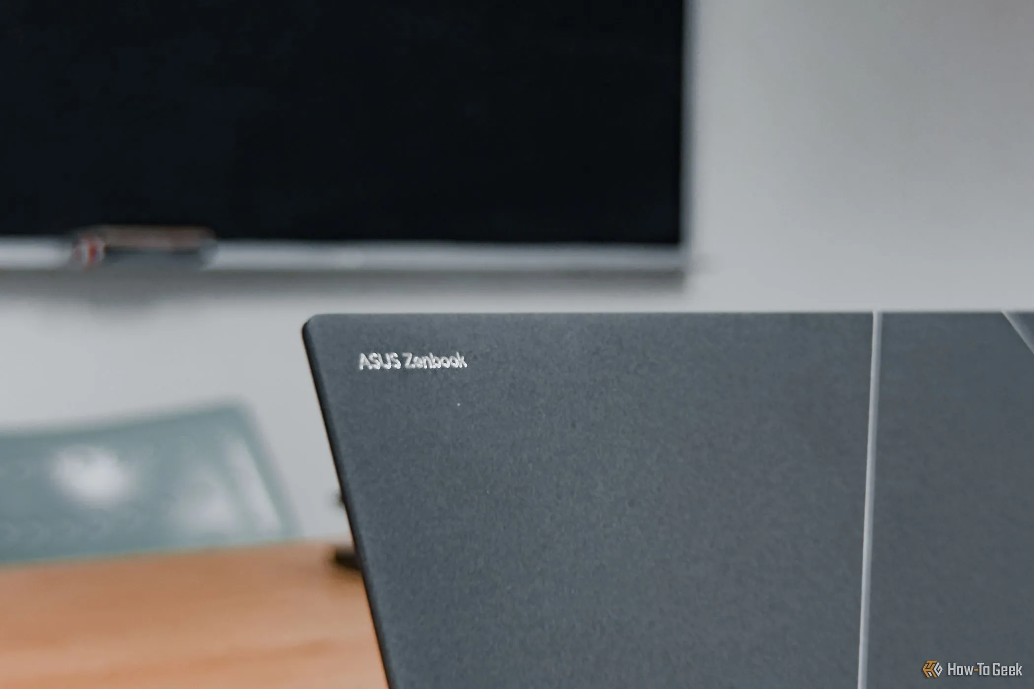 Logo Zenbook được khắc tinh xảo trên thân máy ASUS Zenbook S 14, biểu tượng cho dòng laptop cao cấp với chip Intel Core Ultra.