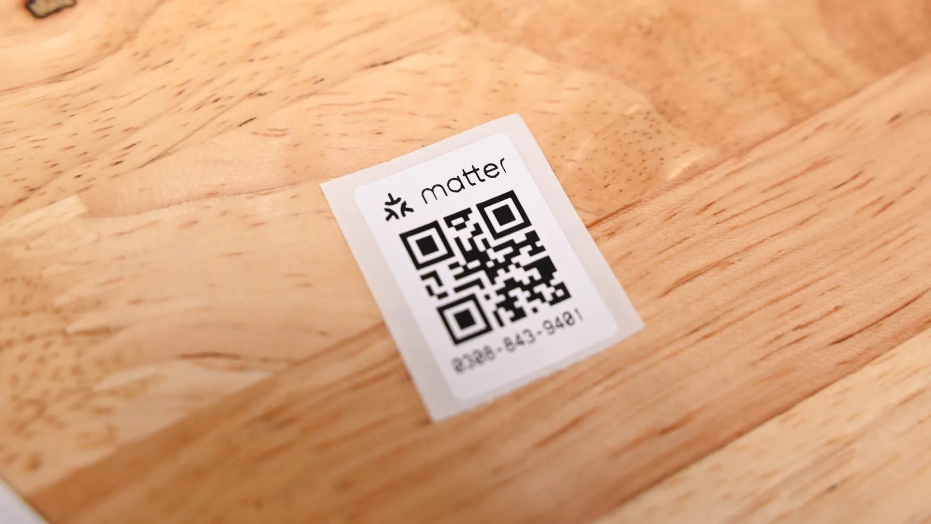 Mã QR Matter dùng để thiết lập công tắc đèn thông minh Tapo, cho thấy sự phổ biến của mã QR trong cuộc sống hiện đại và khó khăn cho điện thoại không có khả năng quét.
