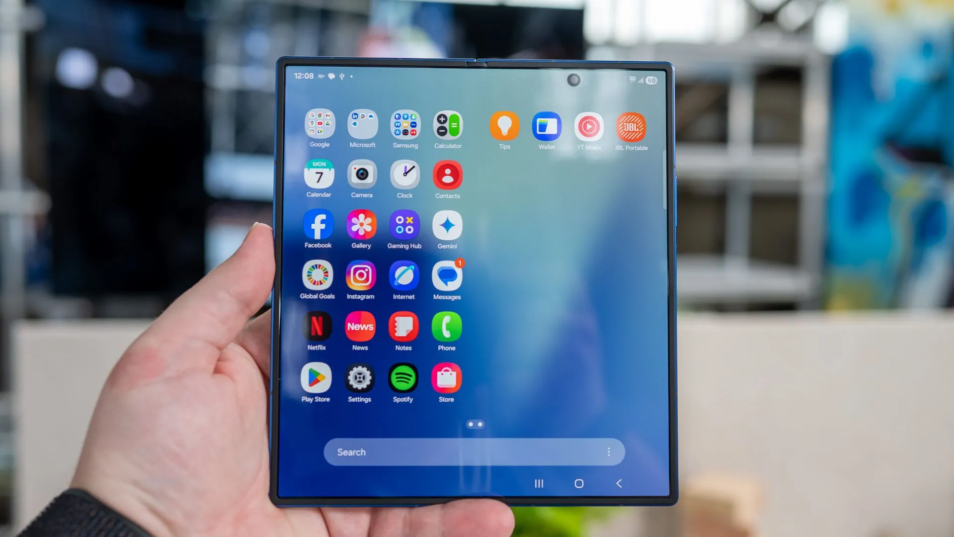Màn hình bên trong Samsung Galaxy Z Fold 7 hiển thị với vết cắt camera rõ ràng