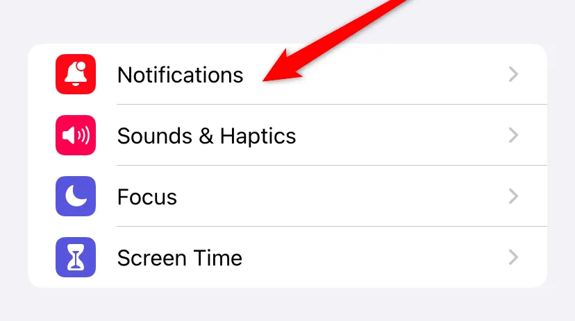 Màn hình cài đặt iPhone, hiển thị tùy chọn &quot;Notifications&quot; (Thông báo) để quản lý.