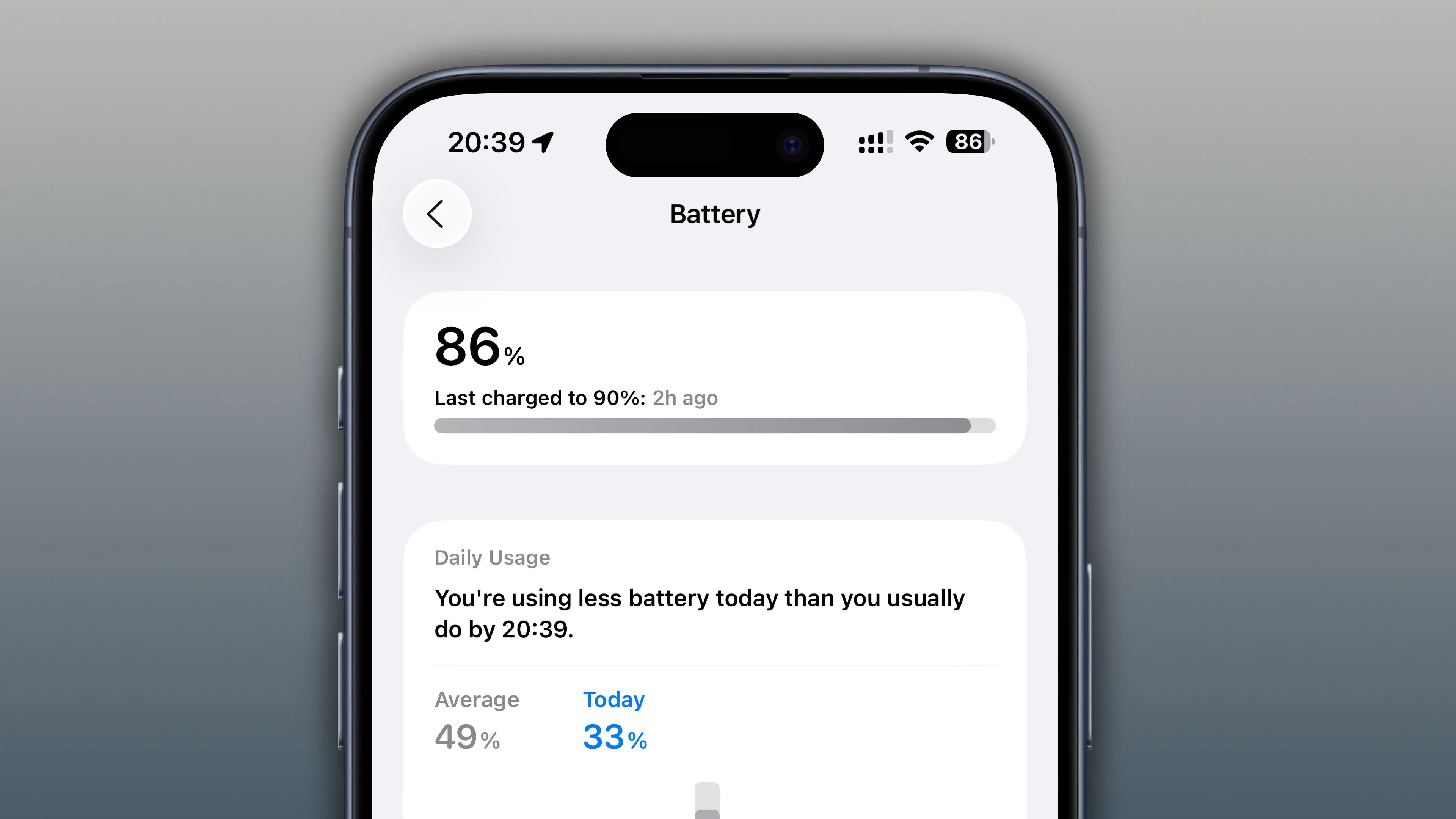 Màn hình Cài đặt trên iPhone hiển thị tổng quan sử dụng pin và các thông tin tối ưu hóa năng lượng.