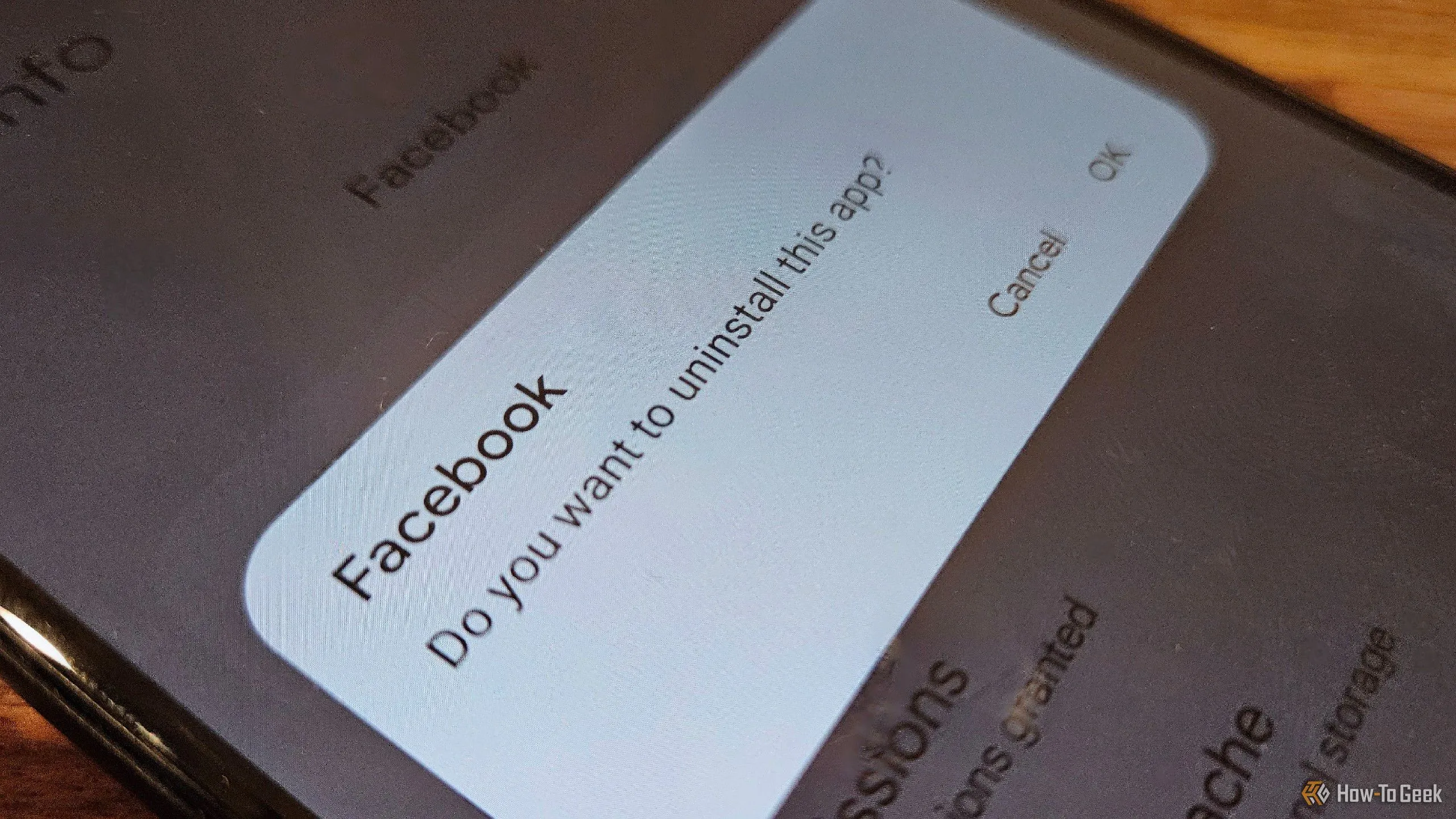 Màn hình điện thoại Android hiển thị thông báo gỡ cài đặt ứng dụng Facebook, nhấn mạnh vấn đề quyền riêng tư dữ liệu.