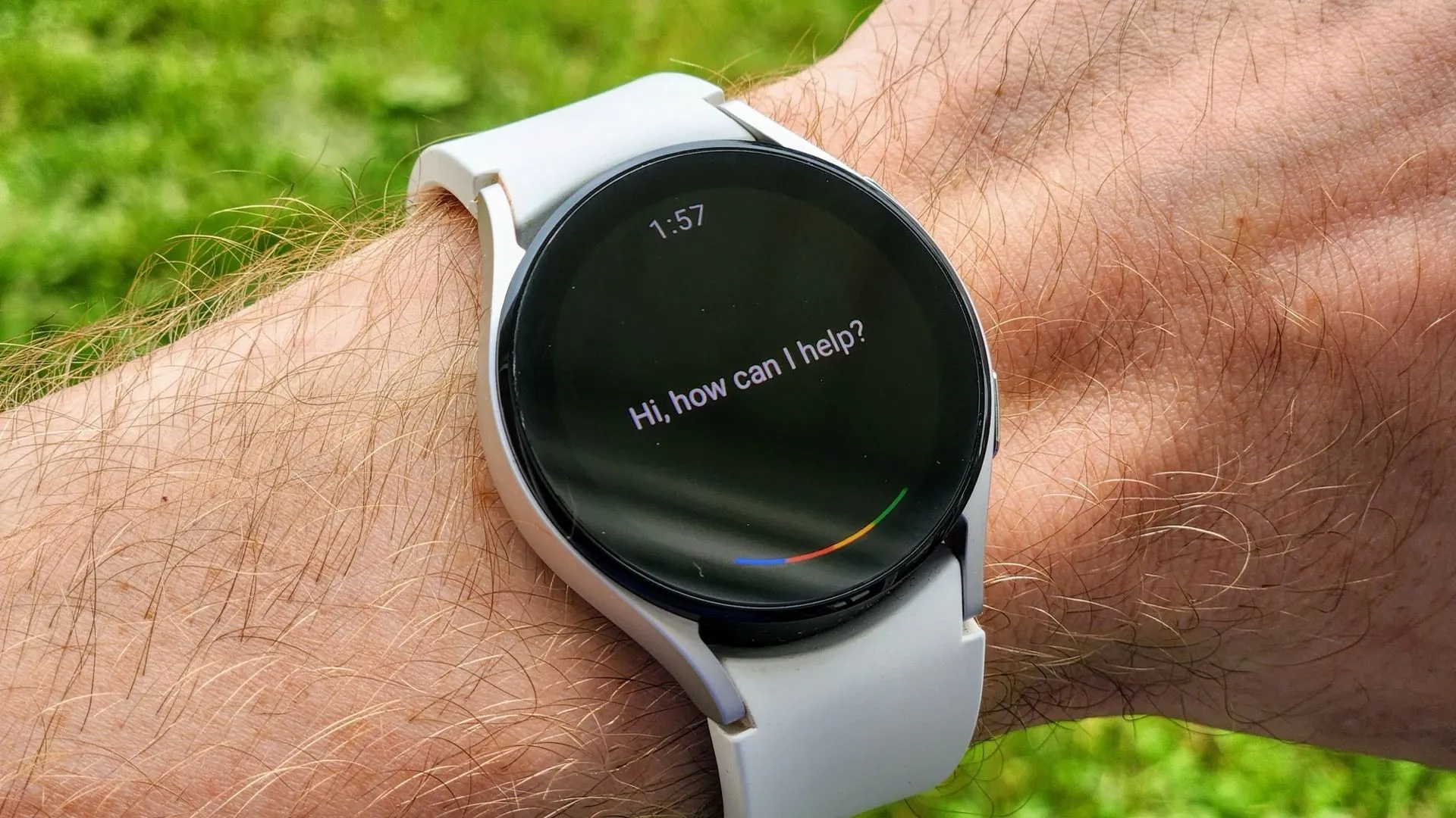 Màn hình đồng hồ thông minh hiển thị trợ lý ảo, minh họa việc Google Assistant dần được thay thế bằng Gemini trên các thiết bị WearOS.
