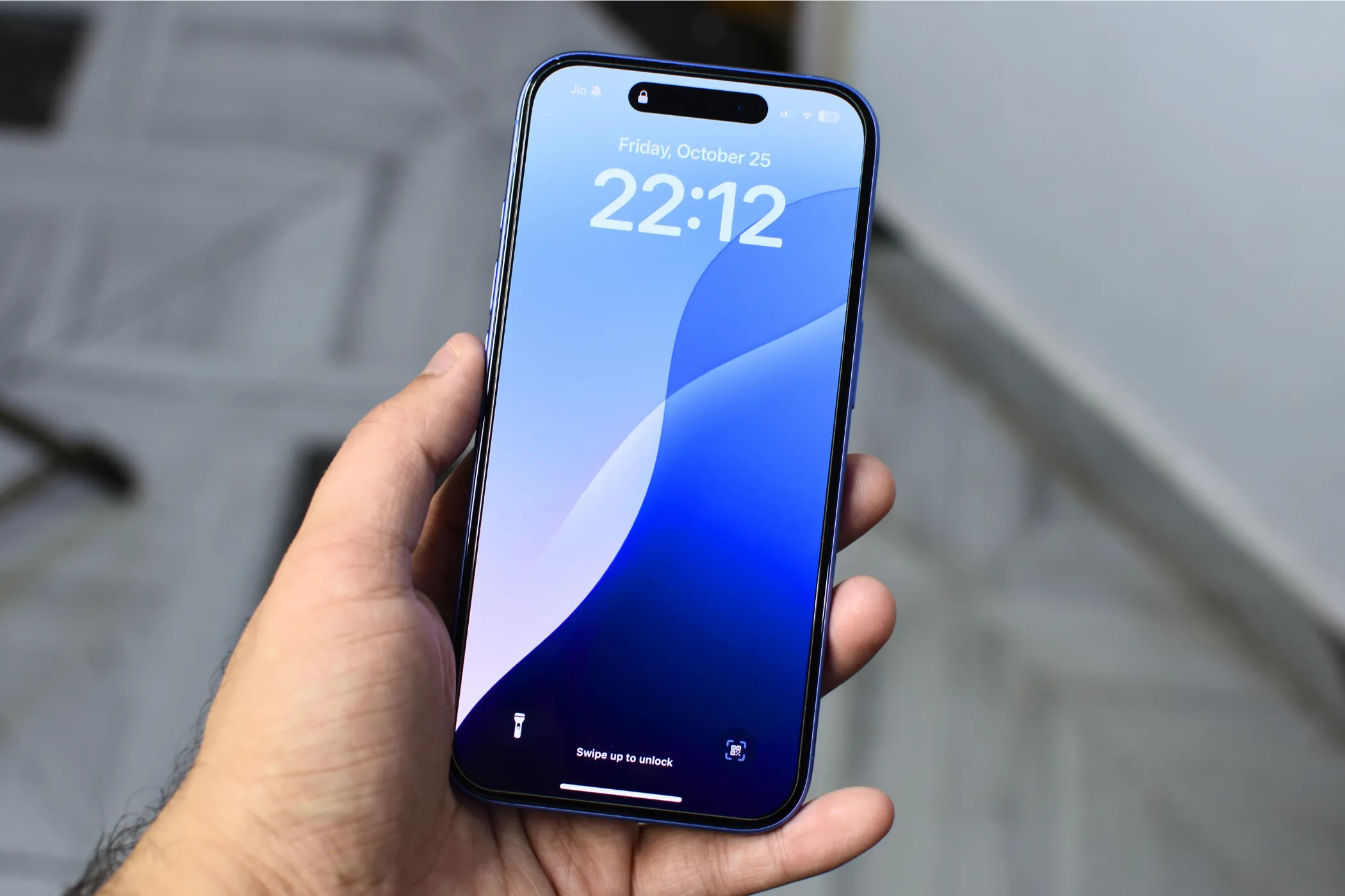 Màn hình iPhone 16 với nền màu xanh, minh họa công nghệ ProMotion trên tấm nền OLED.