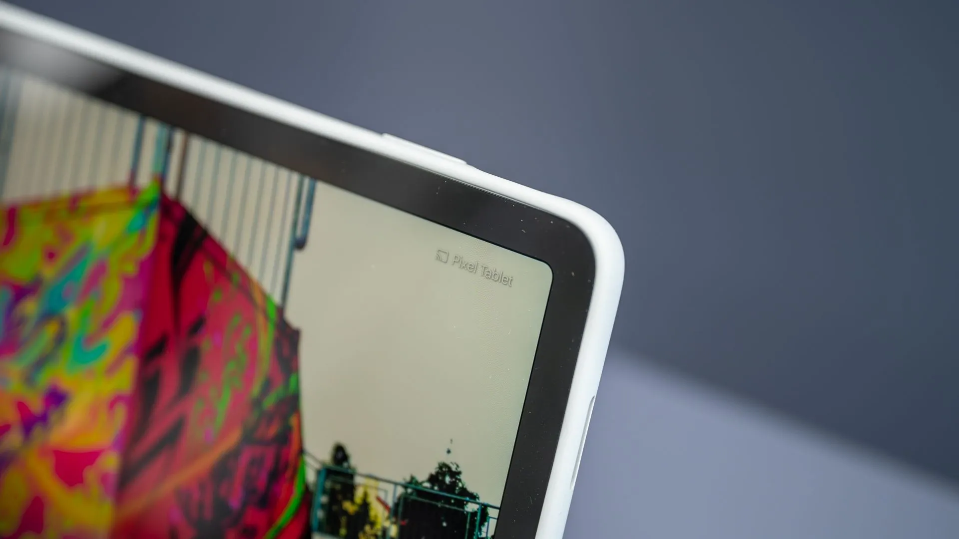Màn hình khóa của Google Pixel Tablet với biểu tượng Chromecast và văn bản, minh họa tiềm năng mở rộng của Fuchsia OS sang các thiết bị như máy tính bảng, đối mặt với những thách thức và kỳ vọng từ cộng đồng.