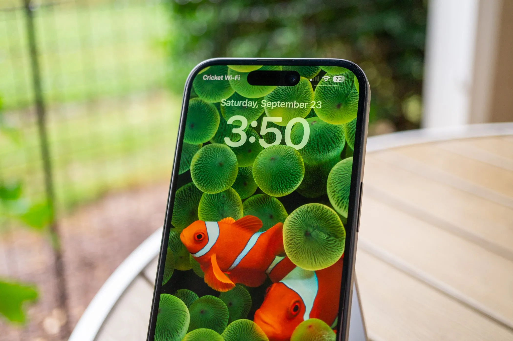 Màn hình khóa của iPhone 15 với Dynamic Island hiển thị cuộc gọi đến, thể hiện thiết kế mặt trước hiện đại.