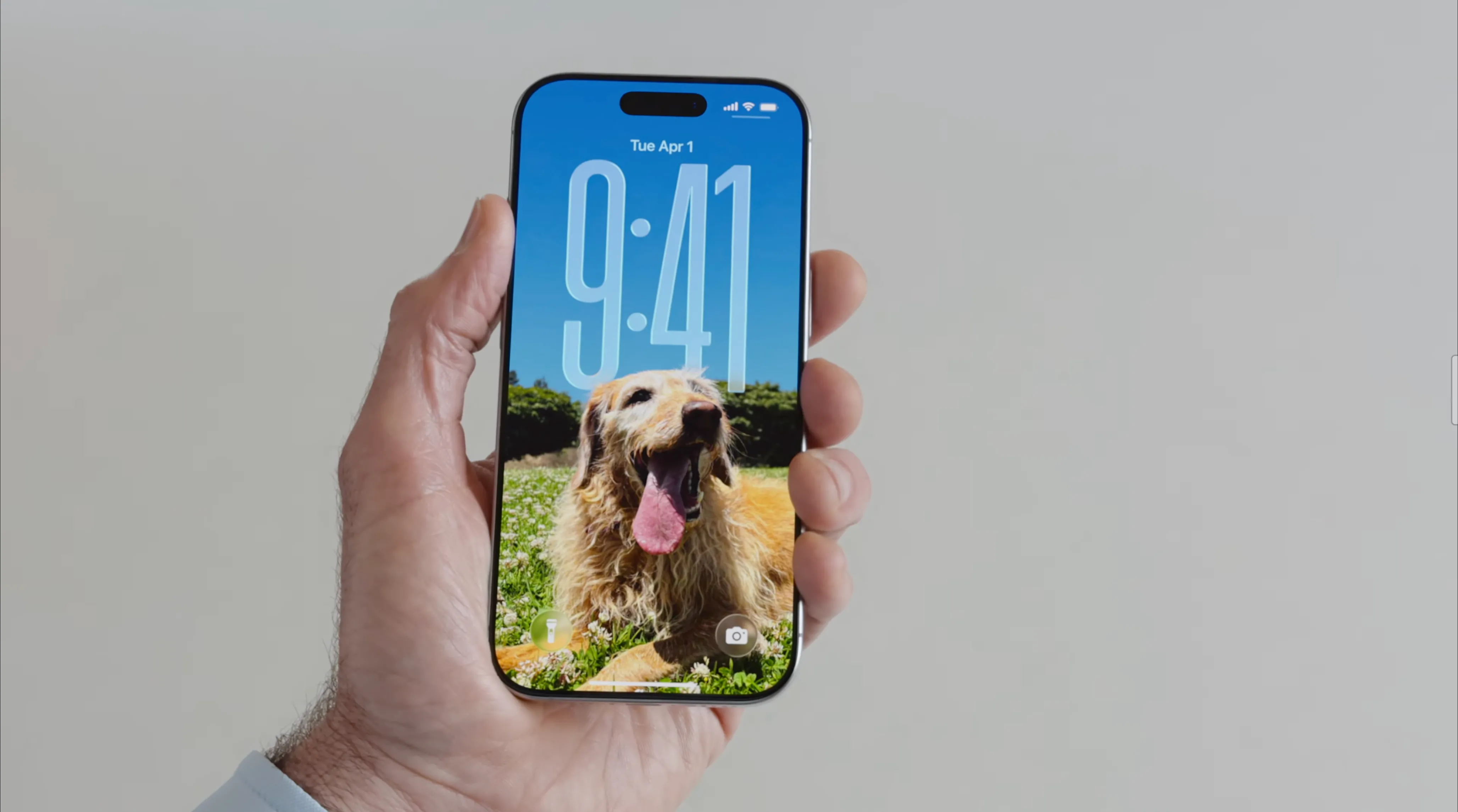 Màn hình khóa iOS 26 với hiệu ứng đồng hồ động và khả năng hiển thị thời gian linh hoạt.