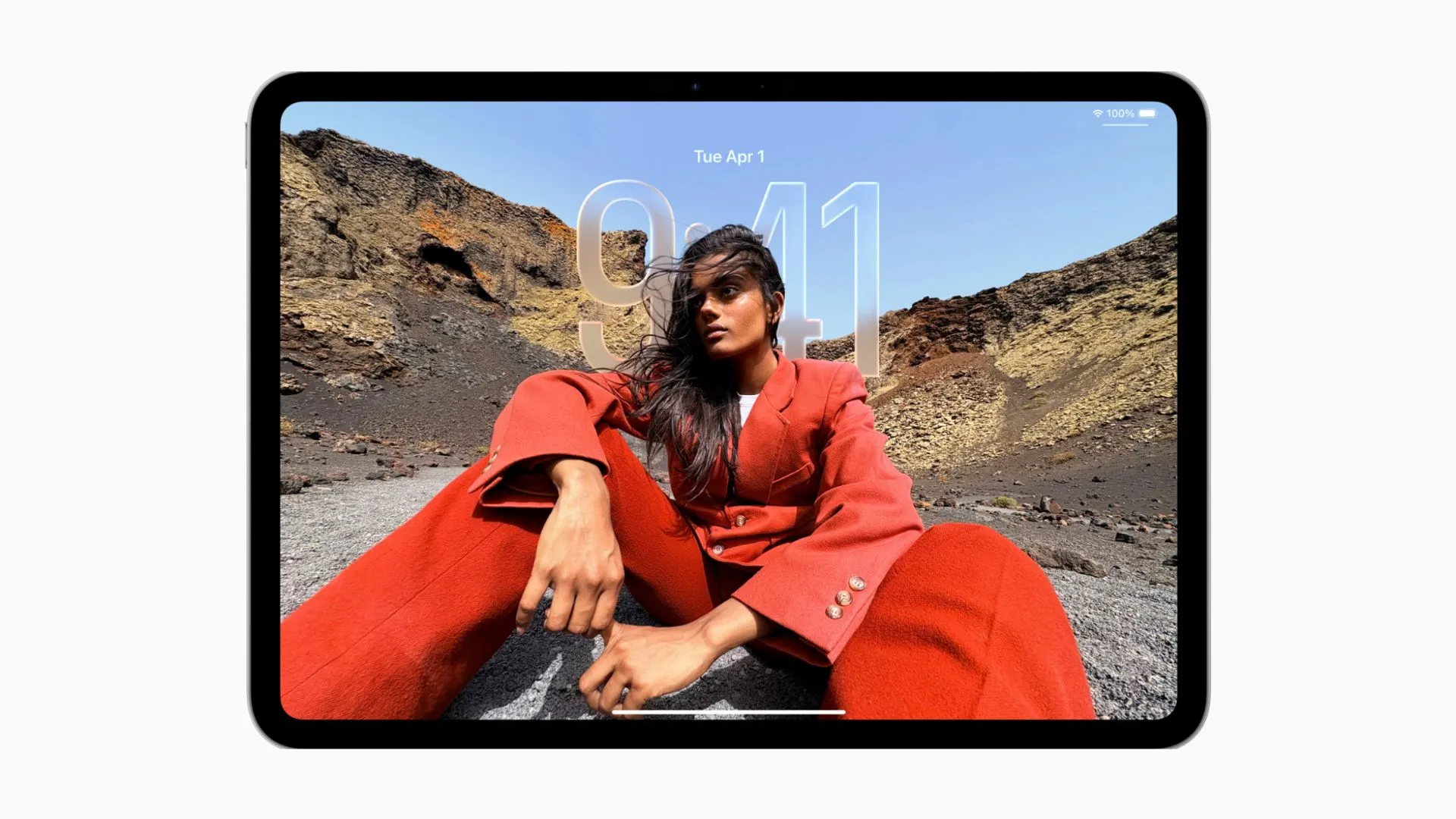 Màn hình khóa iPadOS 26 với hiệu ứng chiều sâu Spatial Scenes và thiết kế Liquid Glass, làm nổi bật thời gian.