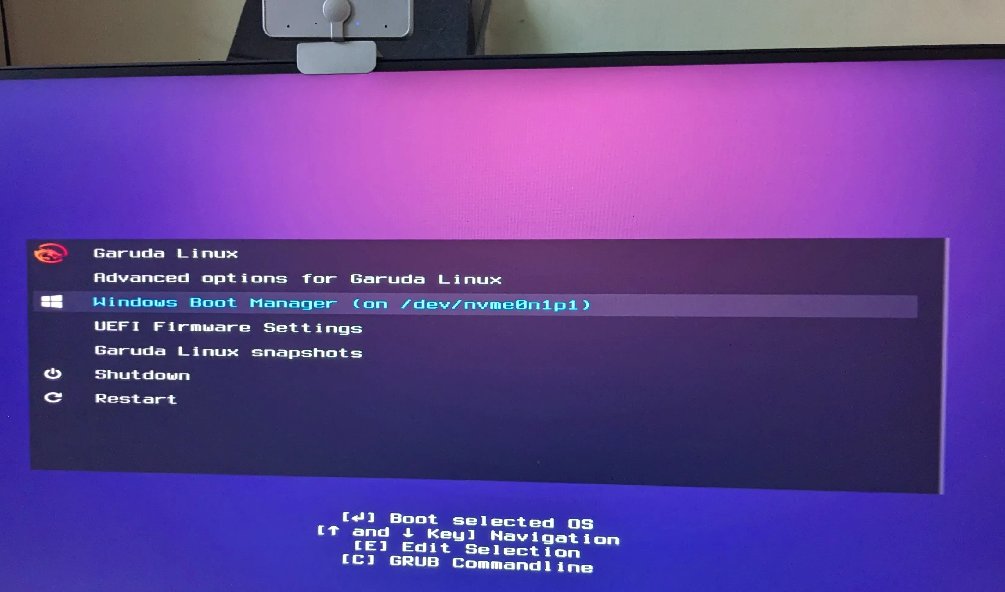 Màn hình khởi động với lựa chọn giữa hệ điều hành Garuda Linux và Windows, minh họa tính năng bootloader tự động nhận diện