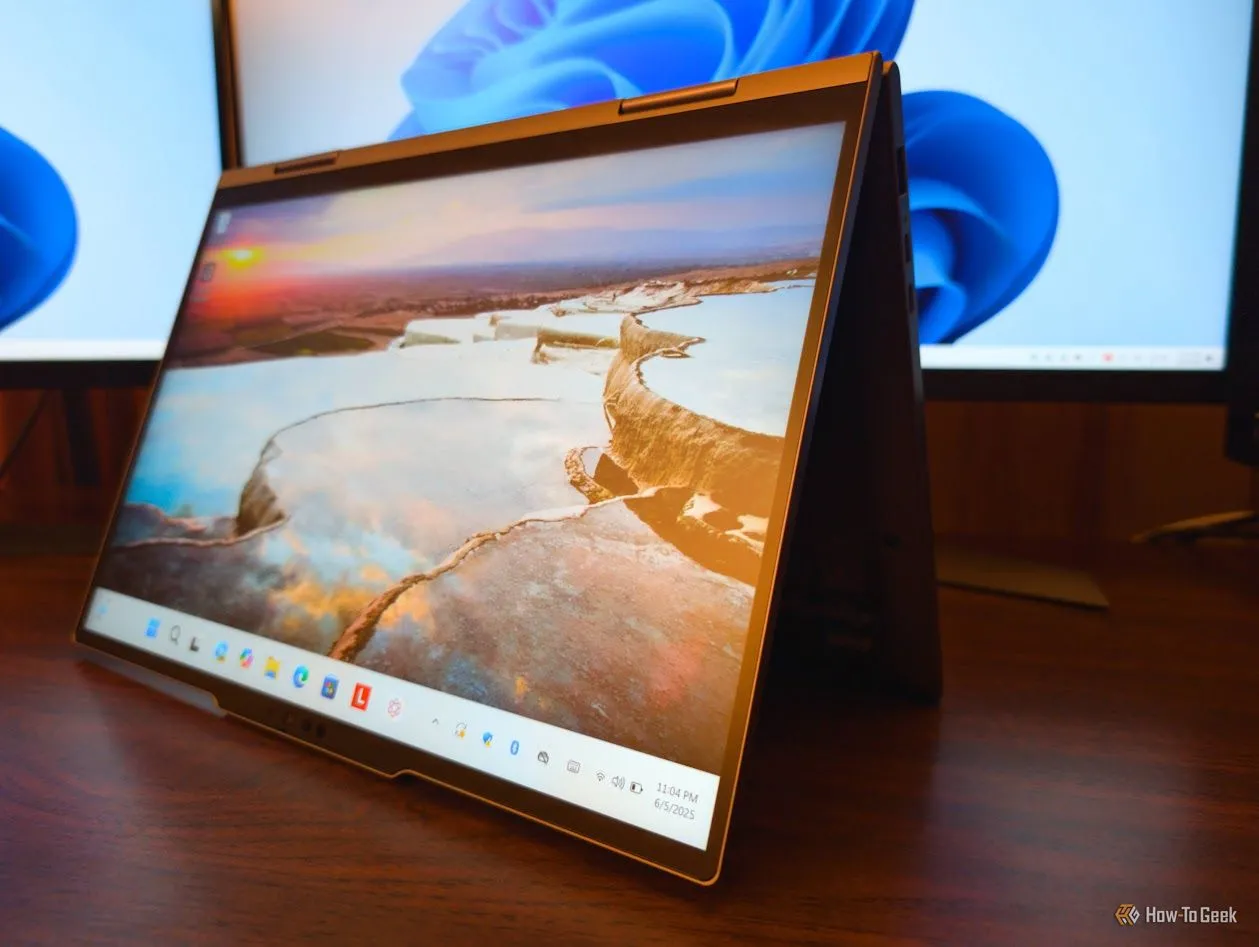 Màn hình Lenovo ThinkPad X1 2-in-1 Gen 10 với lớp phủ mờ chống chói, giúp giảm thiểu phản chiếu ánh sáng và cải thiện trải nghiệm xem trong môi trường sáng.