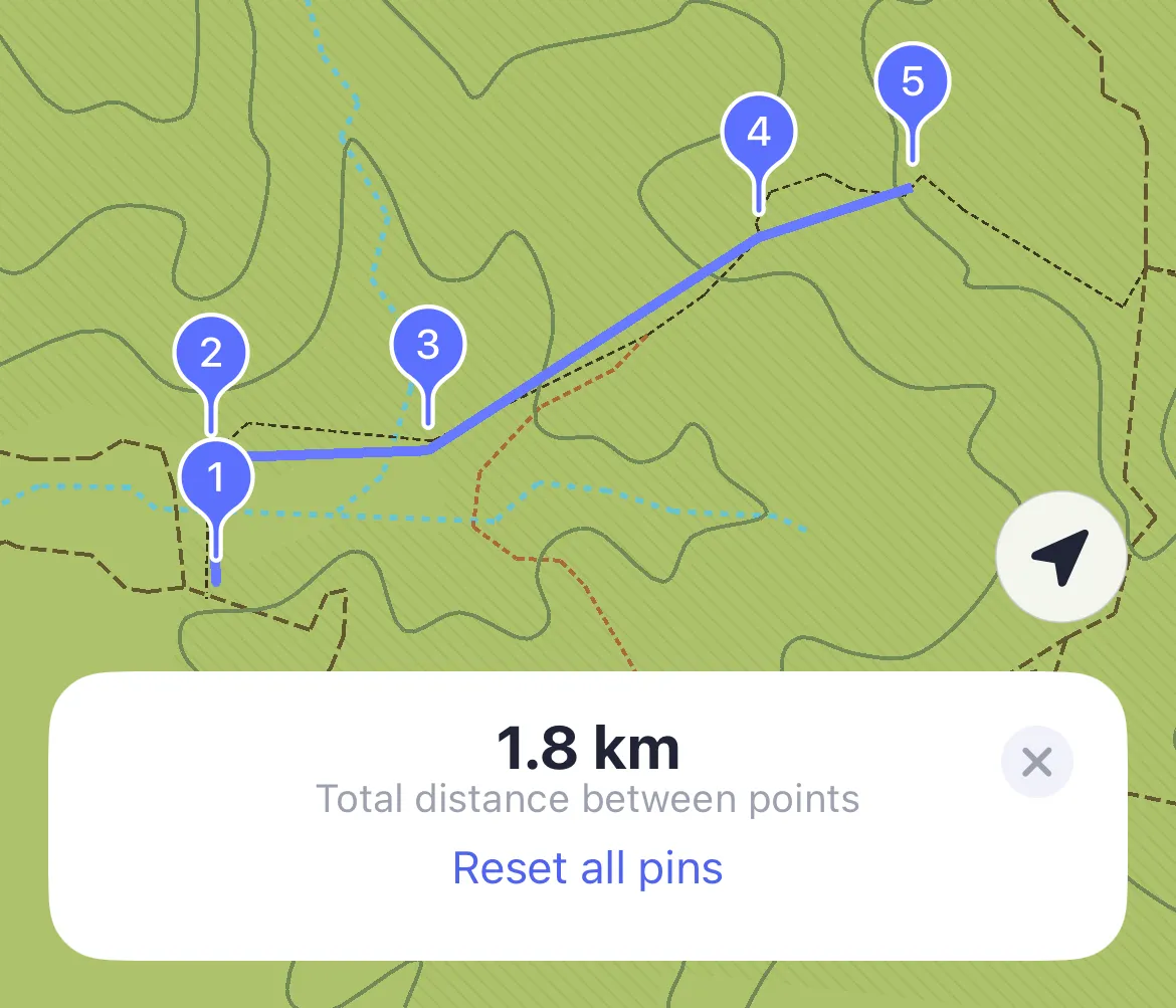 Màn hình ứng dụng MAPS.ME hiển thị công cụ thước đo, giúp người dùng dễ dàng tính toán khoảng cách trên bản đồ, hỗ trợ lập kế hoạch chuyến đi phượt và định hướng.