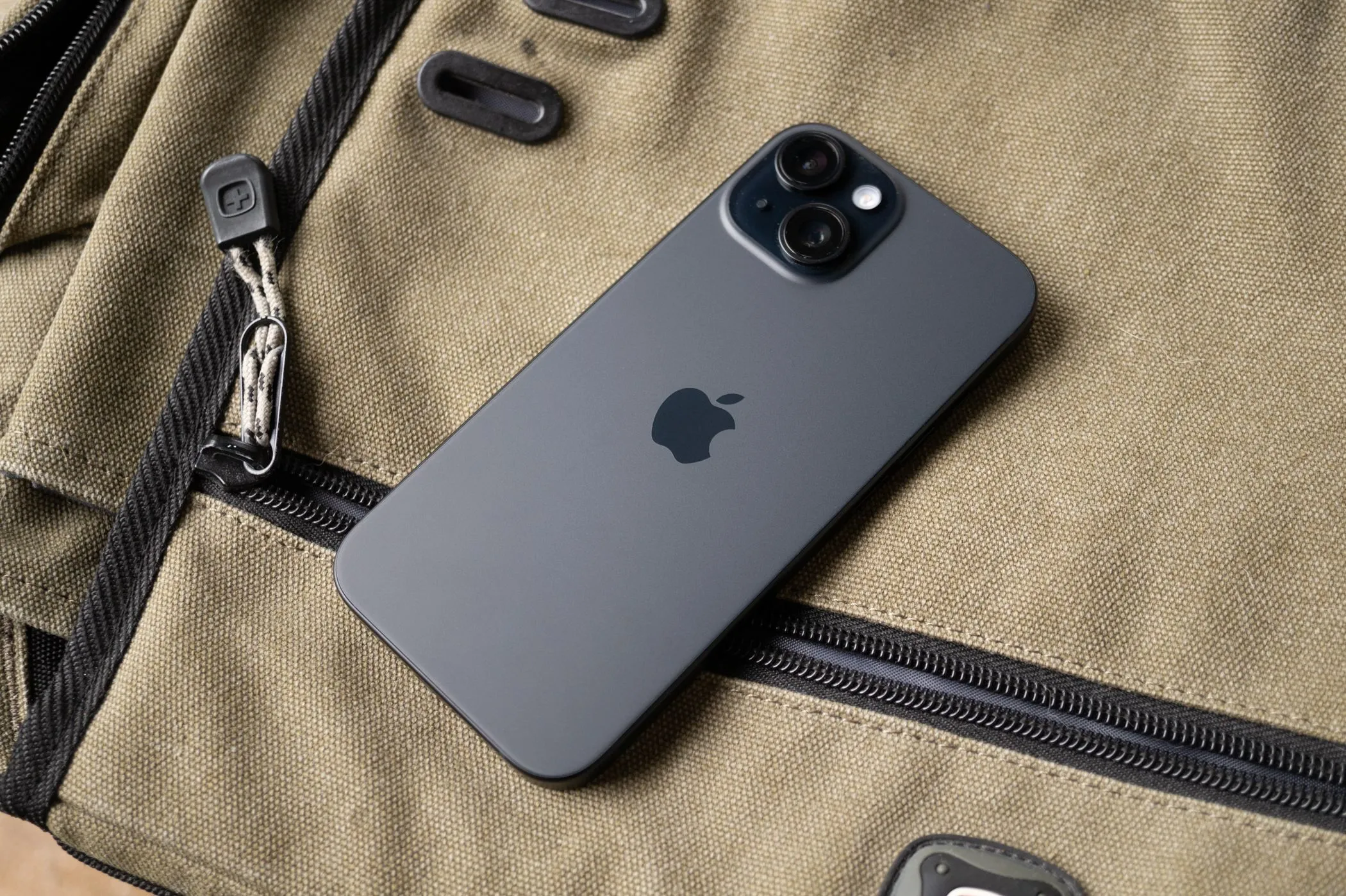 Mặt lưng của điện thoại Apple iPhone 15 màu xanh lá, hiển thị cụm camera kép và cổng USB-C, minh họa cho thiết kế hiện đại và tính năng mới.