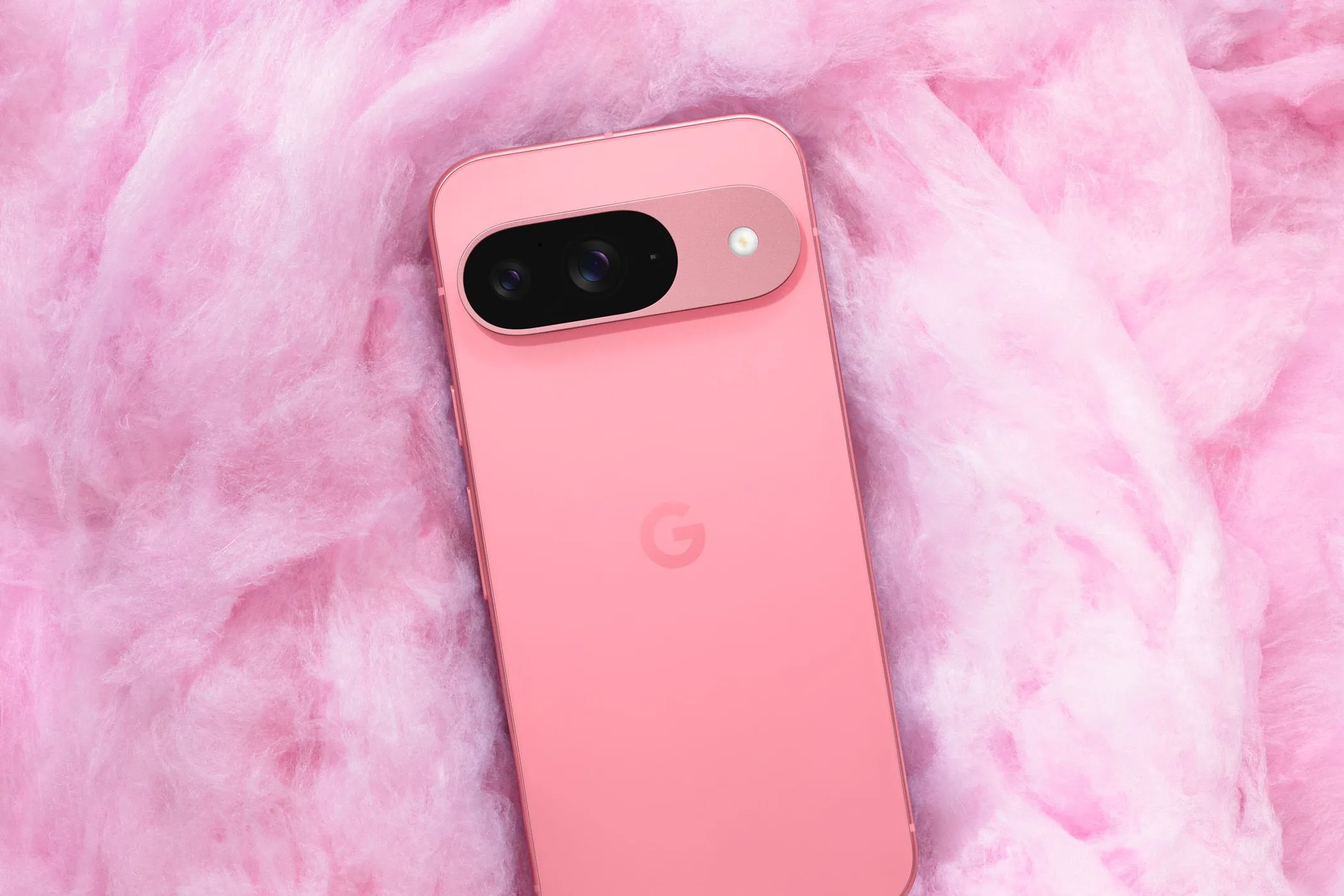 Mặt lưng của điện thoại Google Pixel 9 màu hồng, nhấn mạnh thiết kế và vị trí cụm camera.