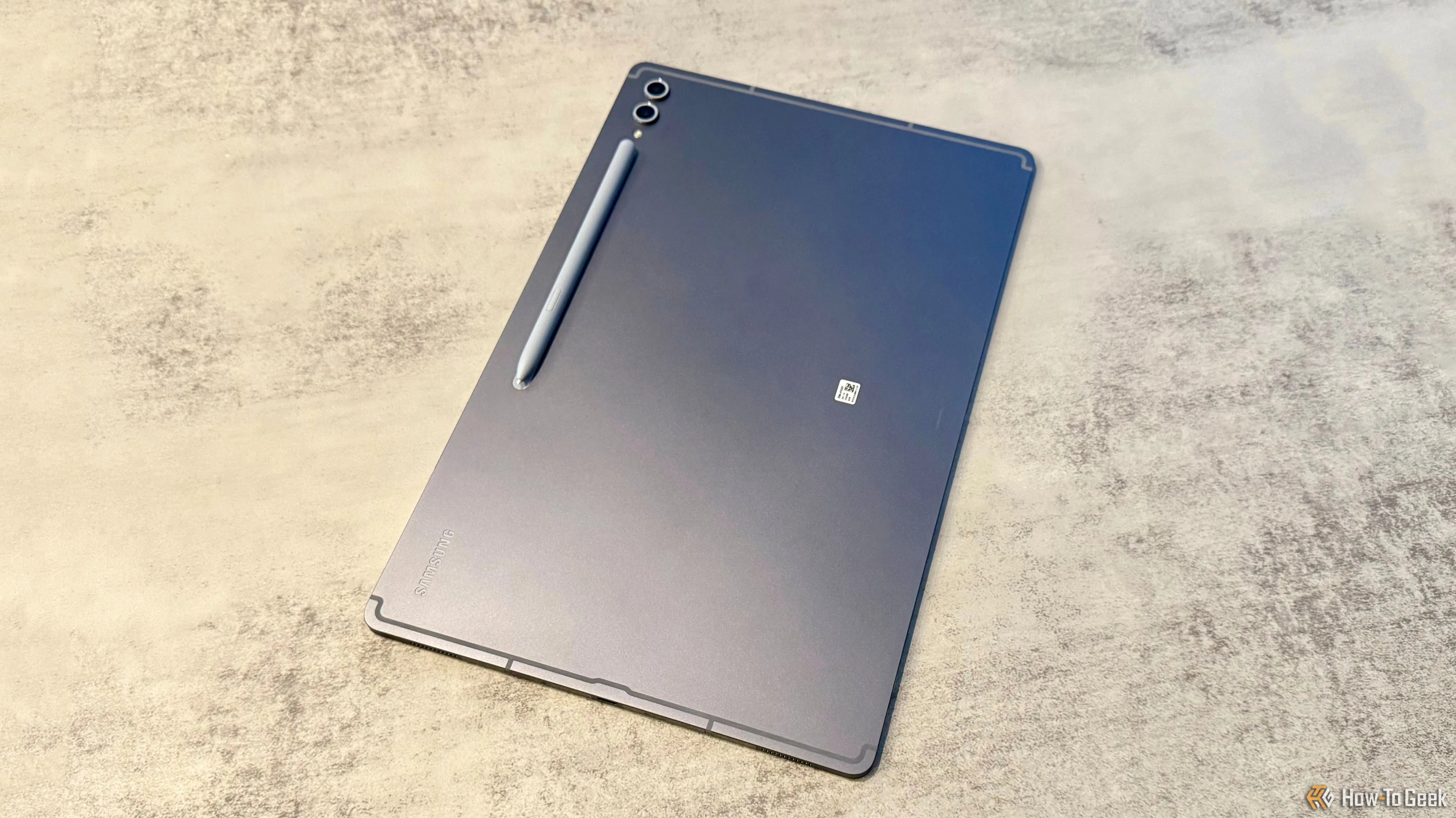 Mặt lưng của Galaxy Tab S10 Ultra với bút S Pen được gắn từ tính, thể hiện vị trí sạc và giữ bút tiện lợi.