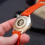 Mặt lưng đồng hồ thông minh Amazfit Active 2 với cảm biến BioTracker 6.0 và hệ thống đèn LED kép để theo dõi sức khỏe chính xác.