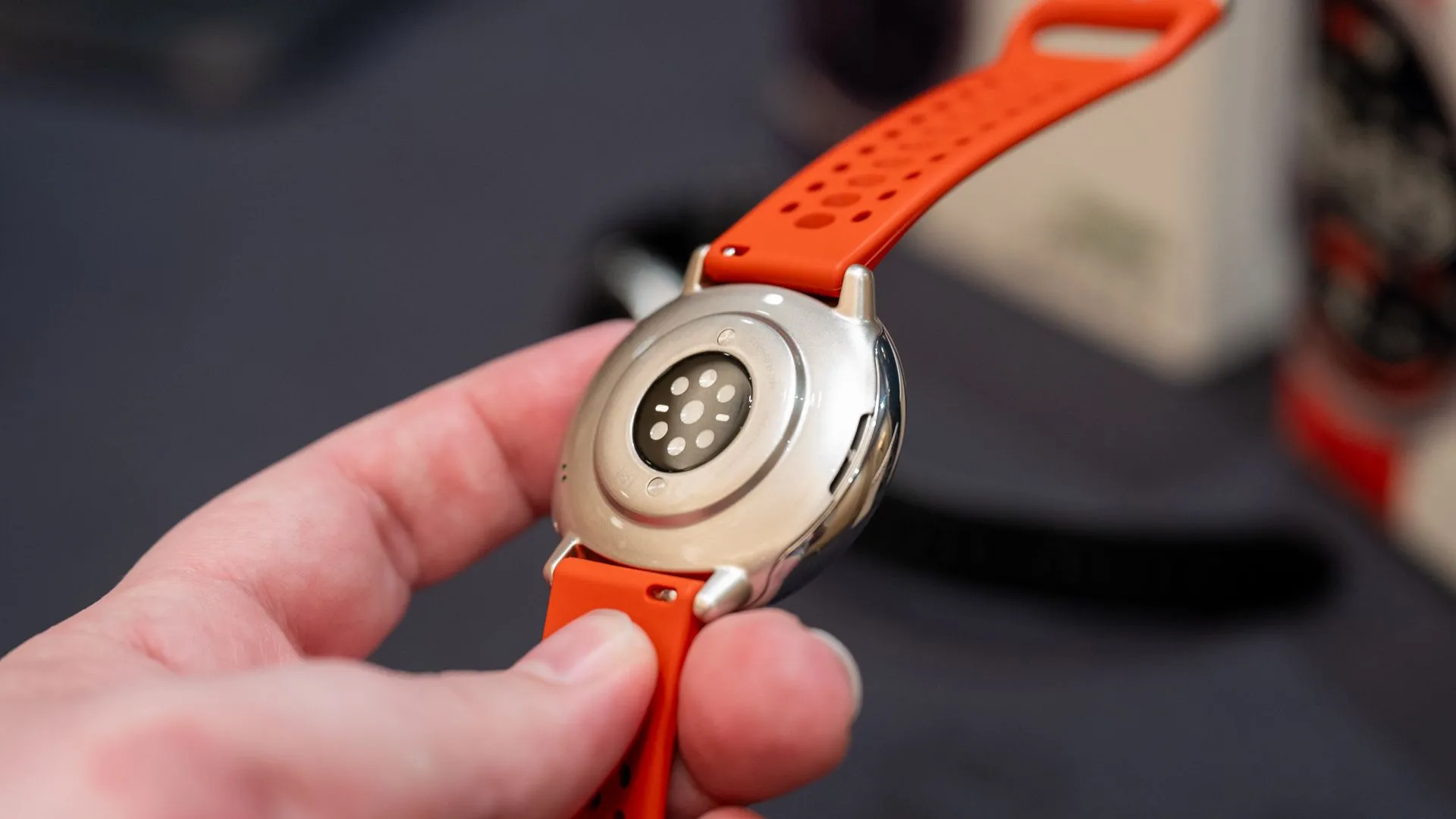 Mặt lưng đồng hồ thông minh Amazfit Active 2 với cảm biến BioTracker 6.0 và hệ thống đèn LED kép để theo dõi sức khỏe chính xác.