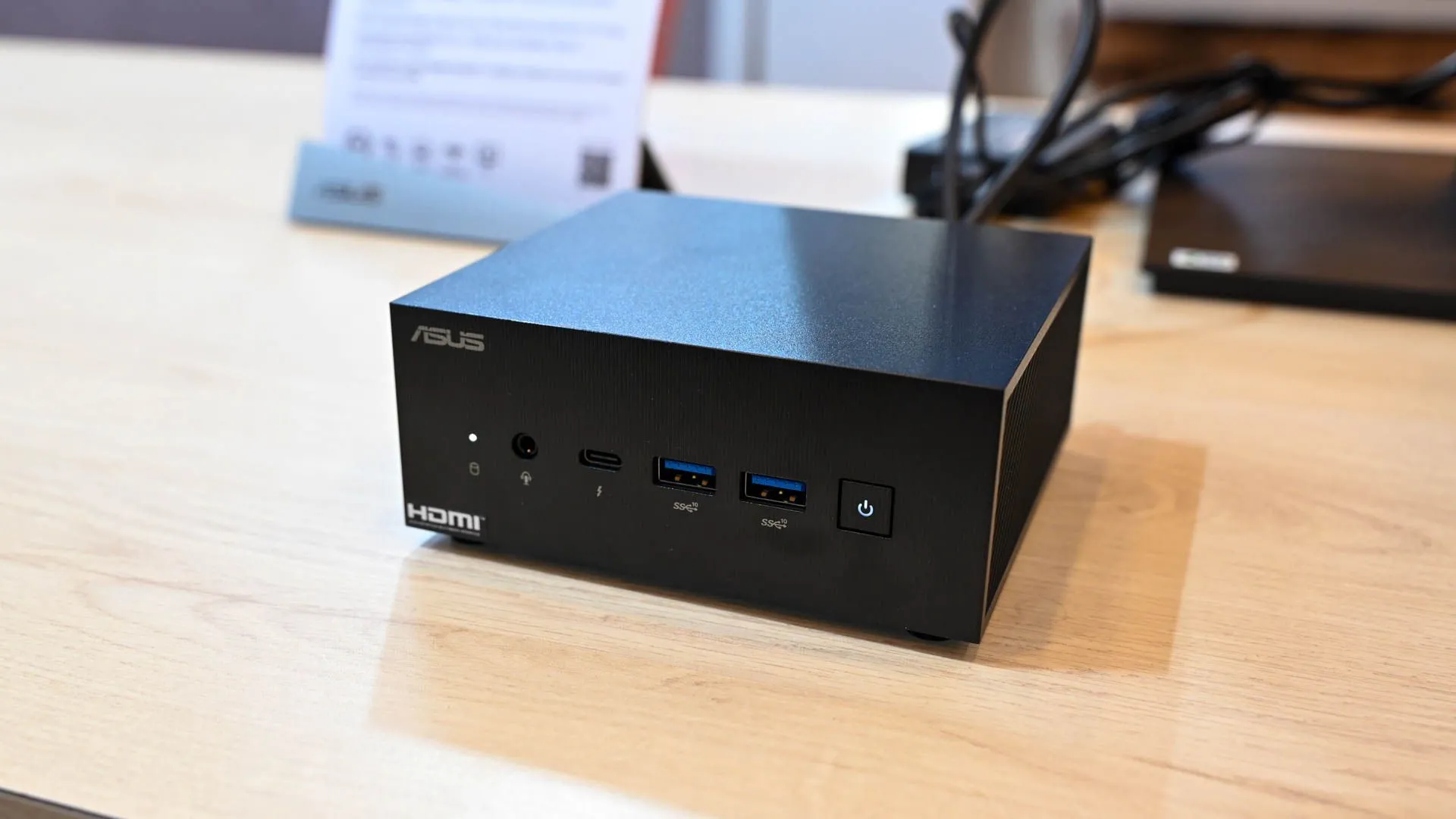 Mặt trước của máy tính mini ASUS ExpertCenter PN64-E1, minh họa thiết kế nhỏ gọn và khả năng tản nhiệt tốt, quan trọng cho hiệu suất năng lượng của Plex server.