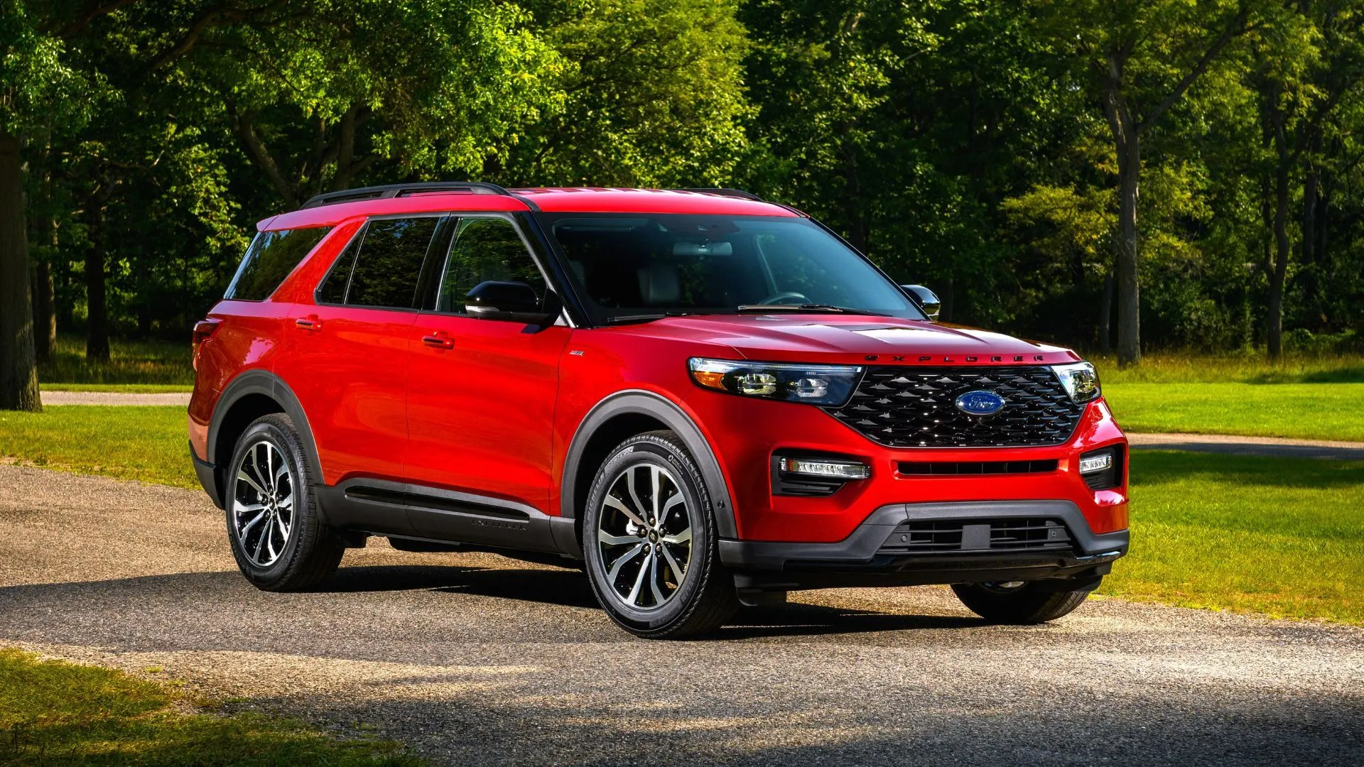 Mẫu xe SUV Ford Explorer ST-Line màu đen, tượng trưng cho các đợt triệu hồi xe Ford mới nhất