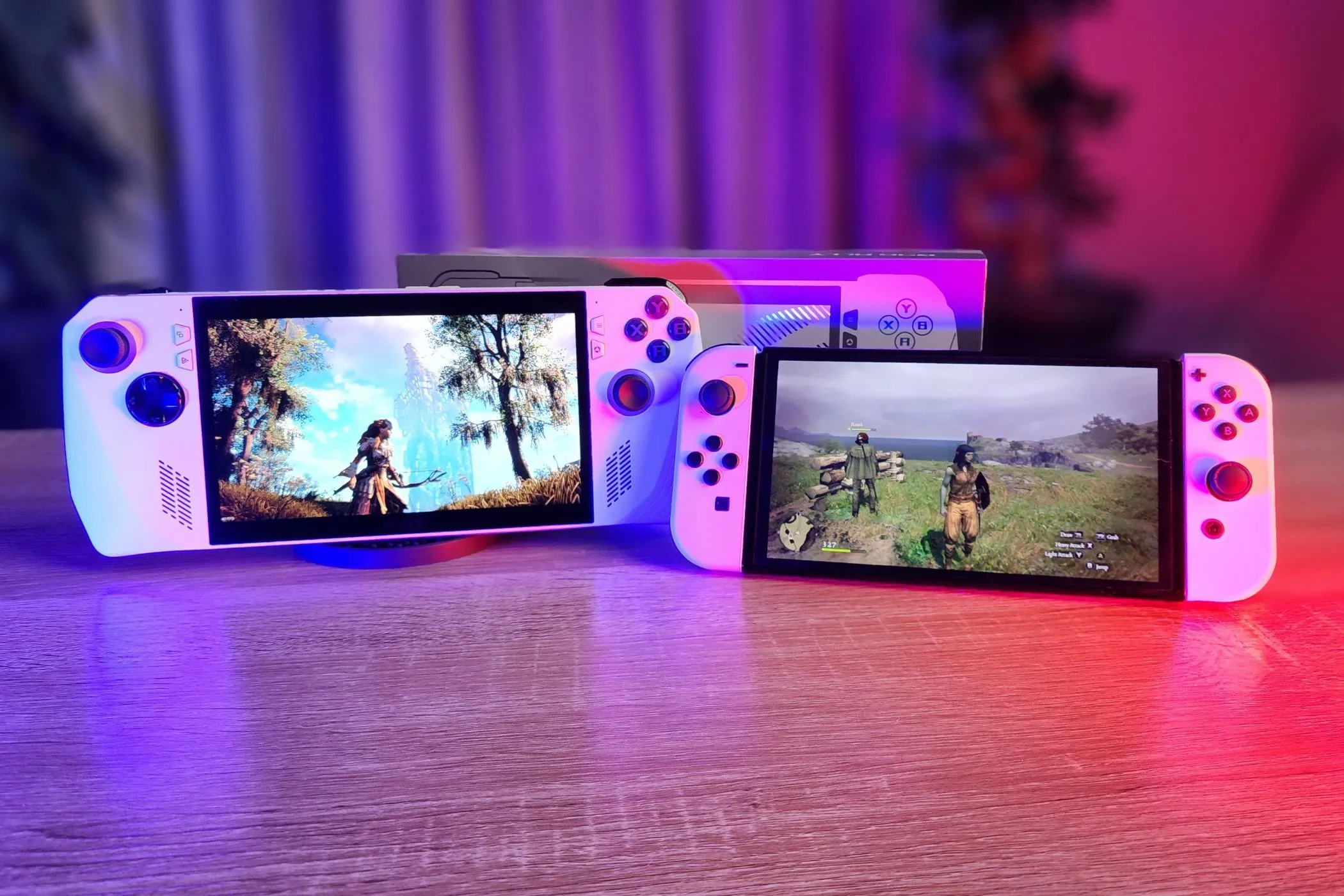 Máy chơi game cầm tay ASUS ROG Ally cạnh Nintendo Switch OLED, so sánh trực quan về màn hình.
