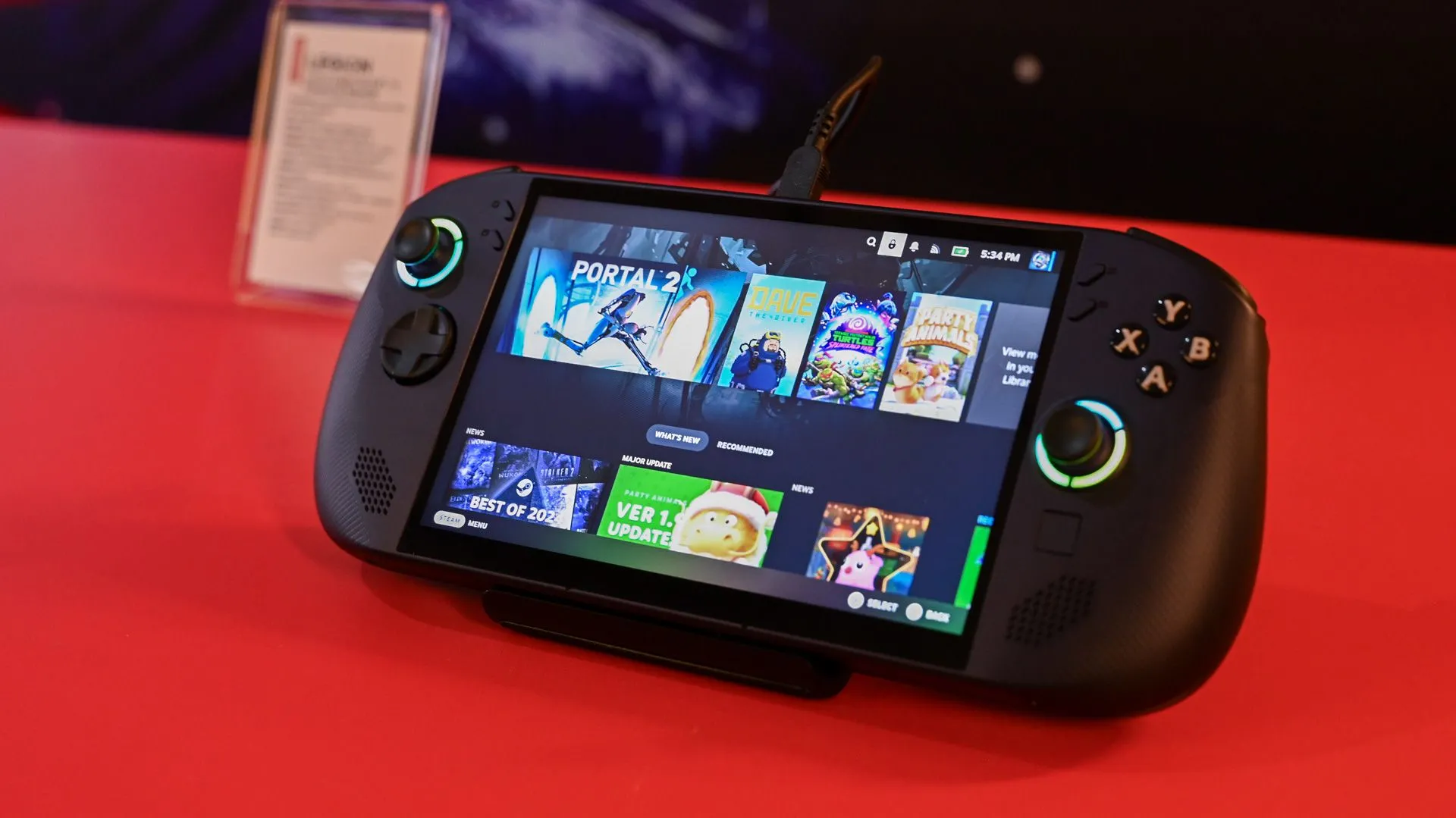 Máy chơi game cầm tay Lenovo Legion Go S chạy SteamOS với giao diện thân thiện, biểu thị trải nghiệm người dùng tối ưu và khả năng tạm dừng game liền mạch.