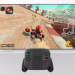 Máy chơi game Nintendo Switch 2 hiển thị trò Mario Kart trên TV, kèm theo bộ tay cầm Joy-Con 2 thế hệ mới, minh họa cho trải nghiệm chơi game nâng cấp trên Switch 2.