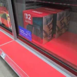 Máy chơi game Nintendo Switch 2 mới được trưng bày trên kệ hàng siêu thị, dễ dàng tìm mua.