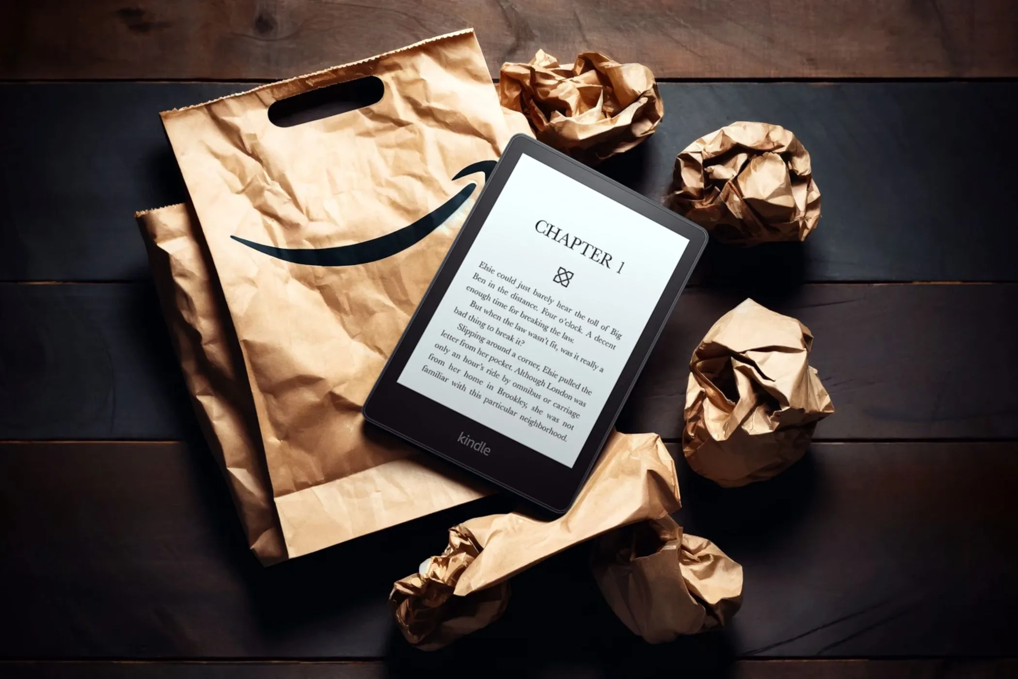 Máy đọc sách Kindle Paperwhite đặt trên một túi mua sắm màu nâu, gợi ý về việc mua sắm và đọc sách điện tử.