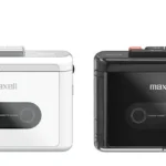Máy nghe nhạc băng cassette cầm tay Maxell MXCP-P100 màu bạc và đen, với thiết kế hoài cổ kết hợp công nghệ hiện đại như Bluetooth và cổng sạc USB-C.