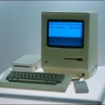 Máy tính Apple Macintosh đời đầu với màn hình đơn sắc, minh họa kỷ nguyên game Mac sơ khai