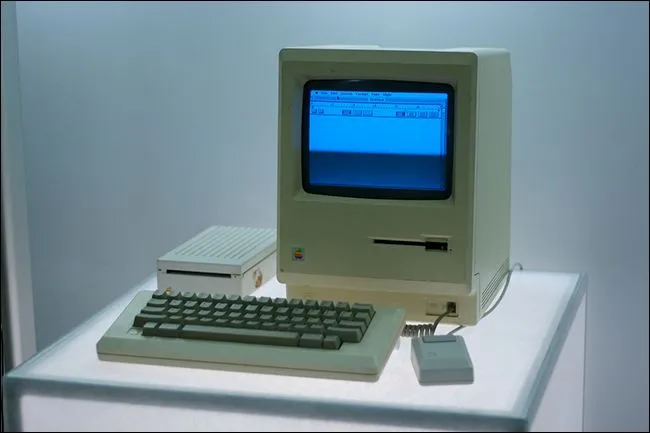 Máy tính Apple Macintosh đời đầu với màn hình đơn sắc, minh họa kỷ nguyên game Mac sơ khai
